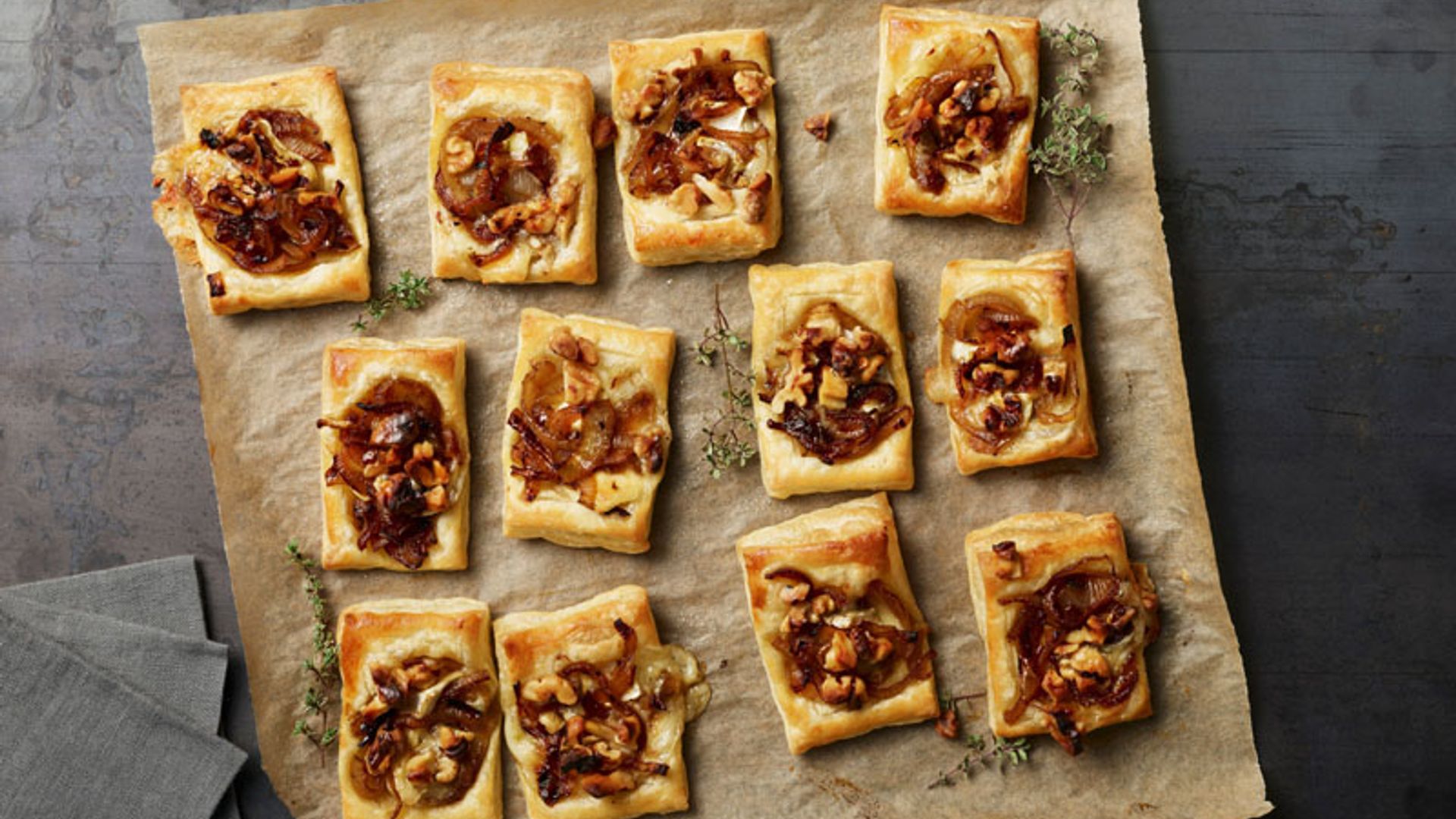Tartatelas de hojaldre con pera, nueces y gorgonzola