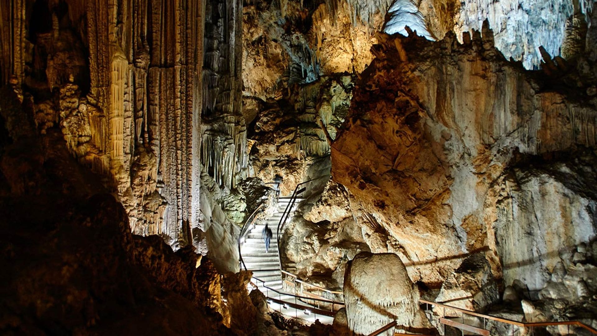 Exploramos la cueva de Nerja, una de las más sorprendentes de España