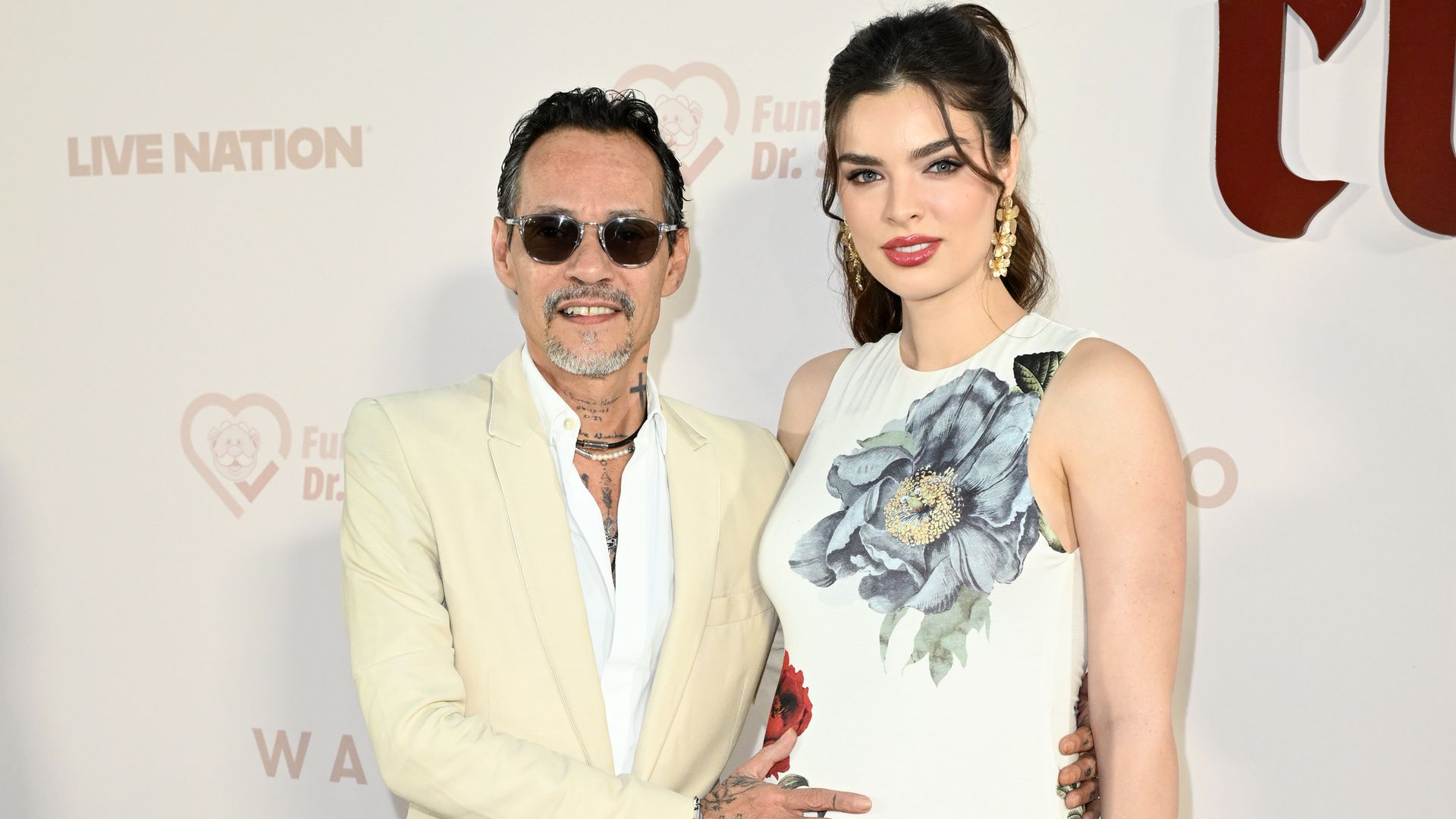 Marc Anthony acarició dulcemente la pancita de embarazo de su esposa Nadia Ferreira.