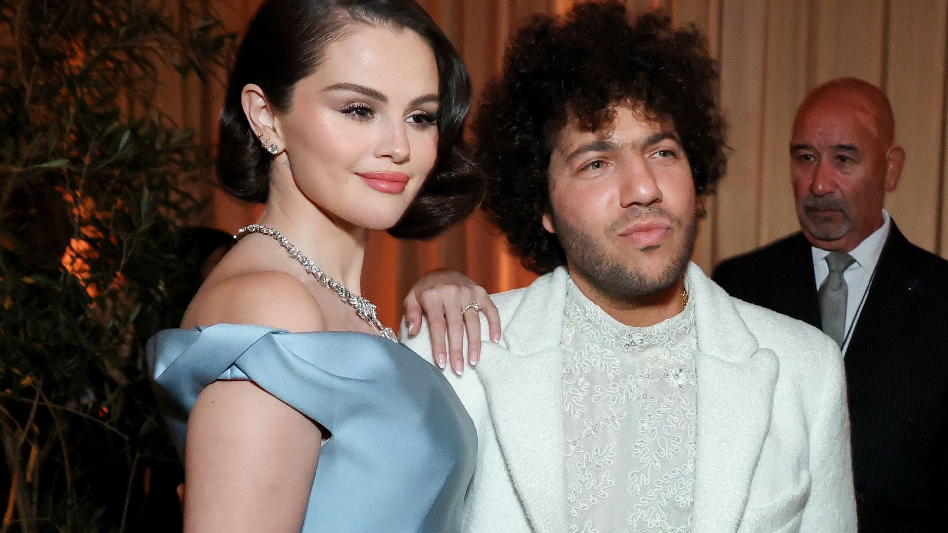 Selena Gomez y Benny Blanco en la edición 82 de los Golden Globe Awards.