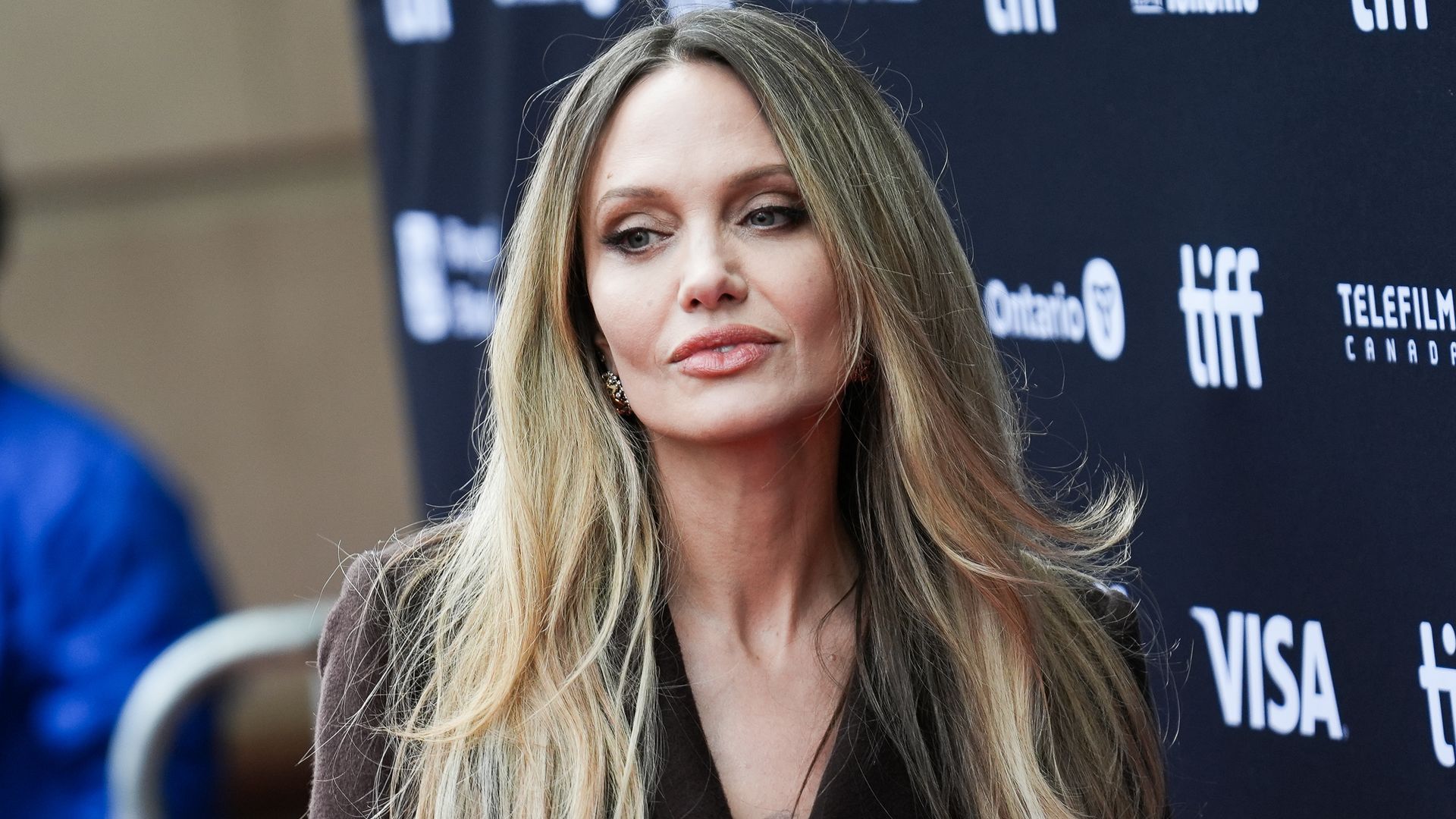 Angelina Jolie se conmueve hasta las lágrimas al hablar de su madre fallecida
