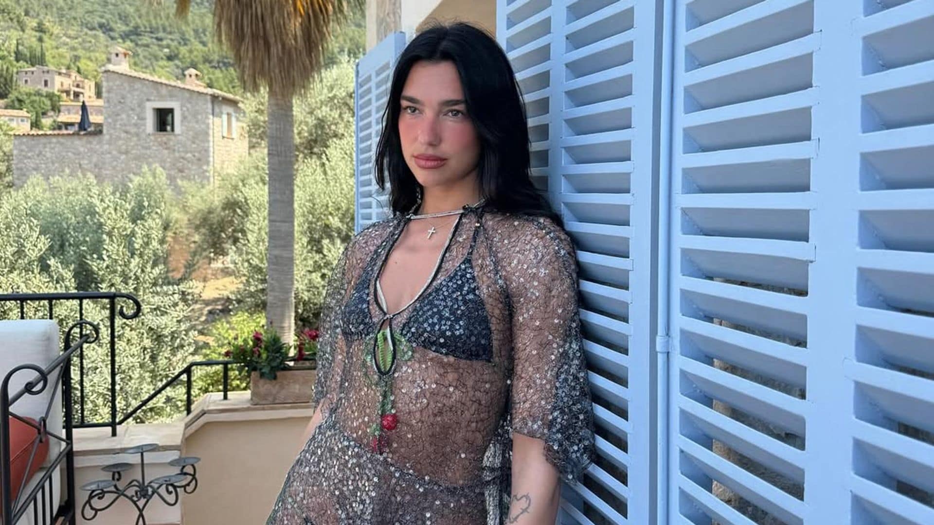 La maleta de Dua Lipa durante sus vacaciones en Mallorca: básicos originales para un descanso con amigas