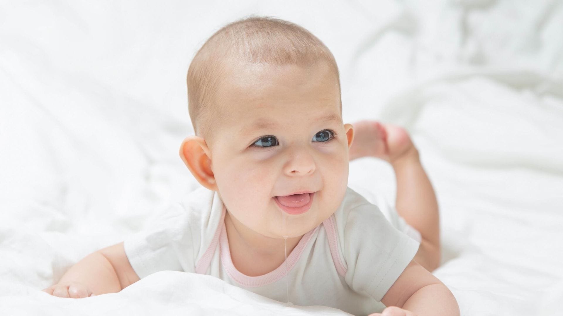 ‘Mi bebé no para de babear, ¿será por los dientes?’
