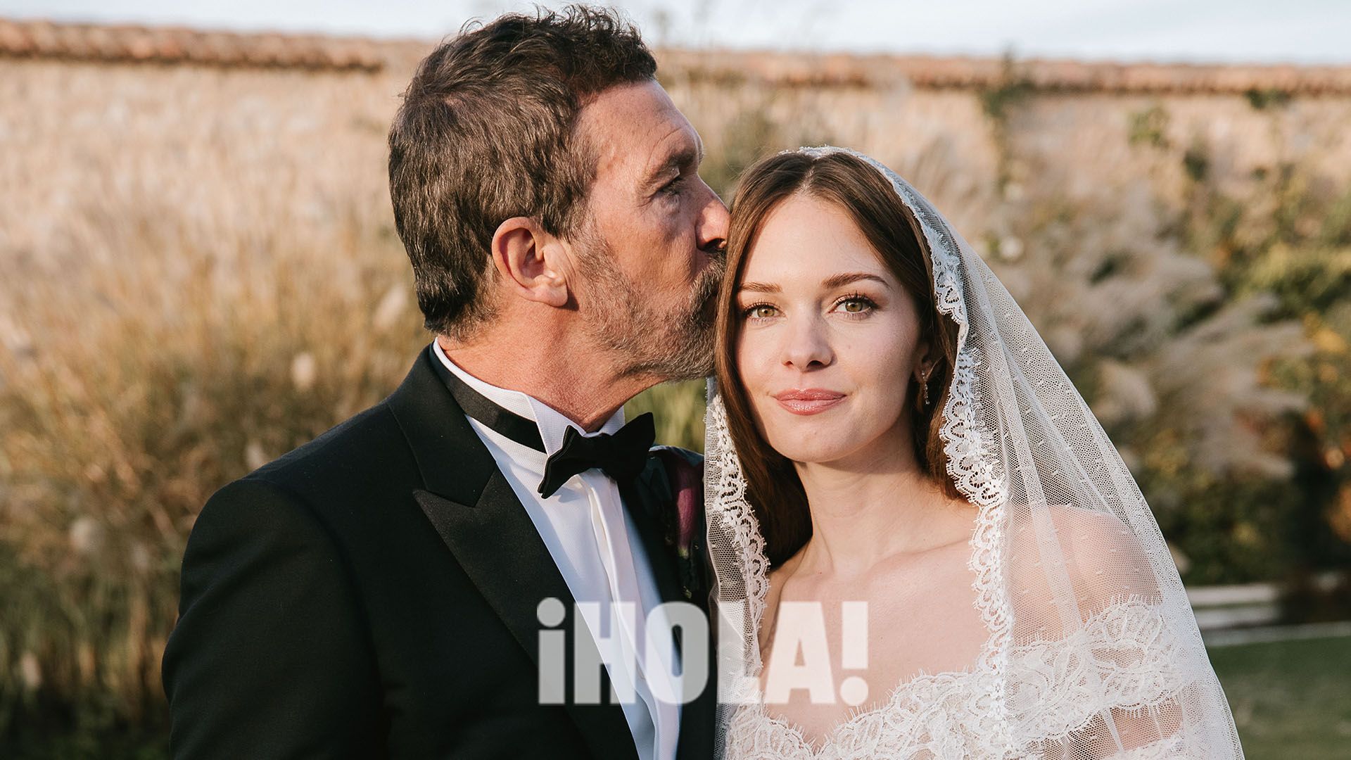 Antonio Banderas dándole un beso a Stella