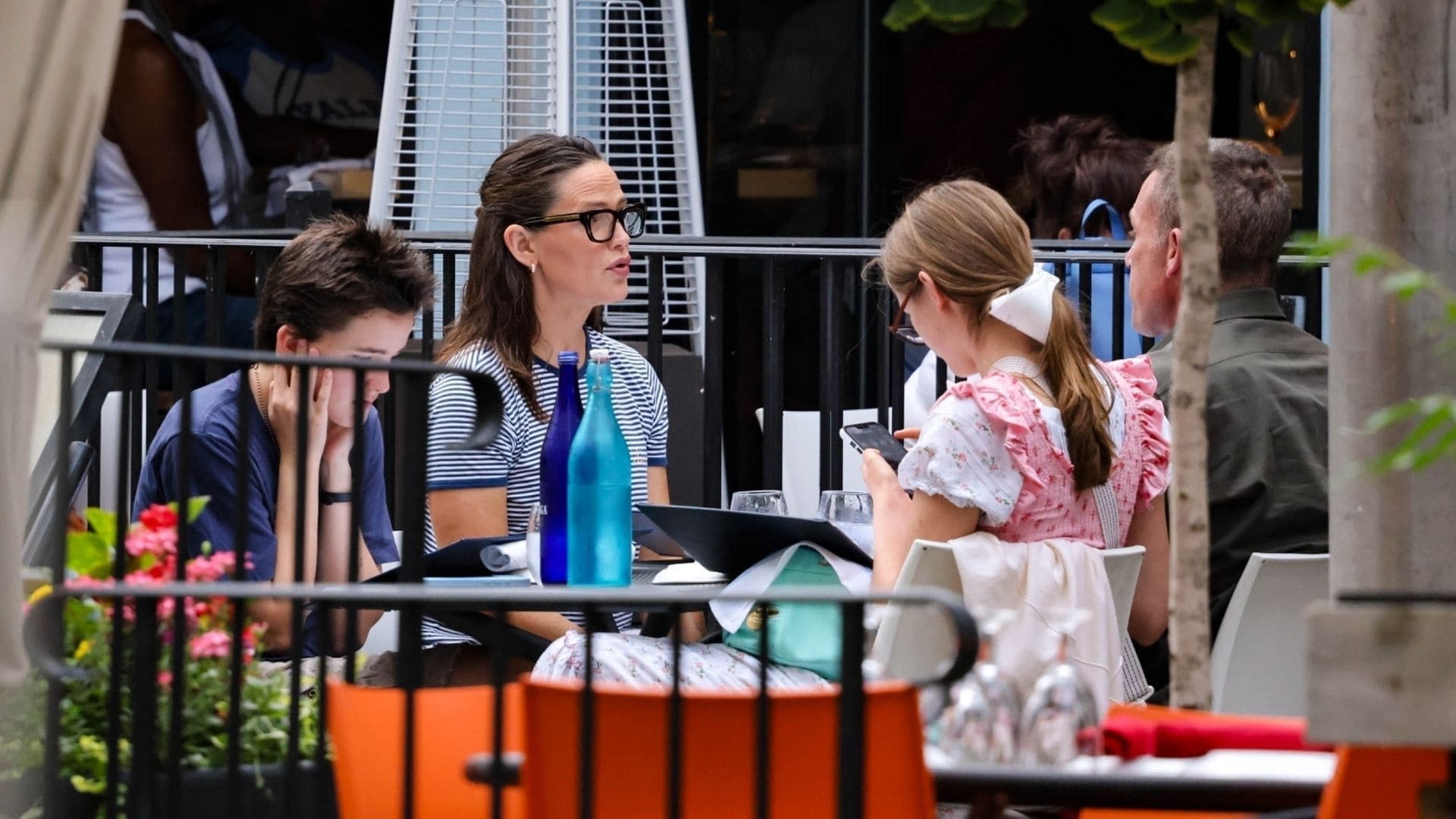 La expareja fue vista cenando en South Bay con sus hijos Fin y Violet antes de salir a caminar 