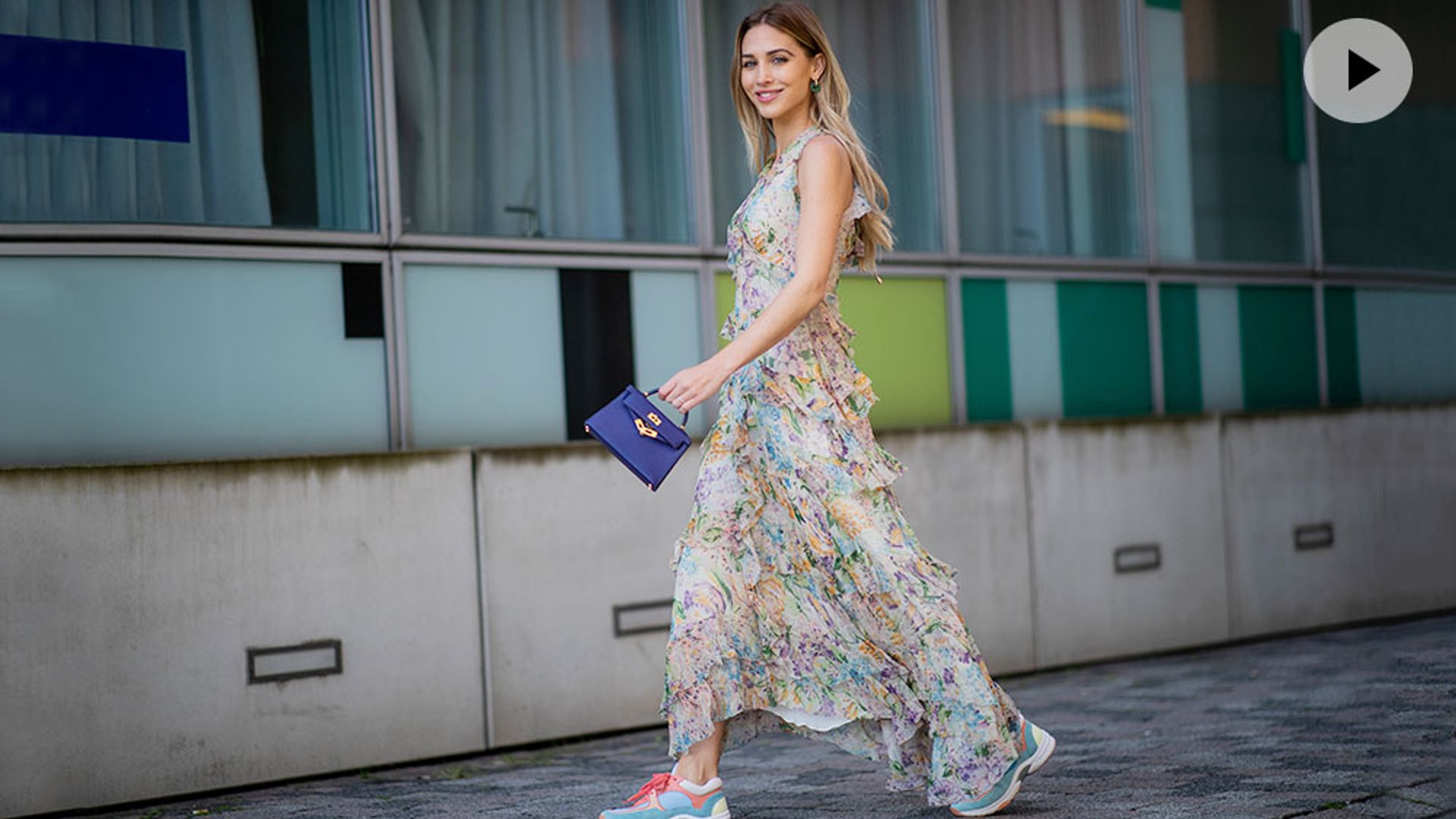 Vestidos con zapatillas: 12 ideas para llevar el look más cómodo de la primavera