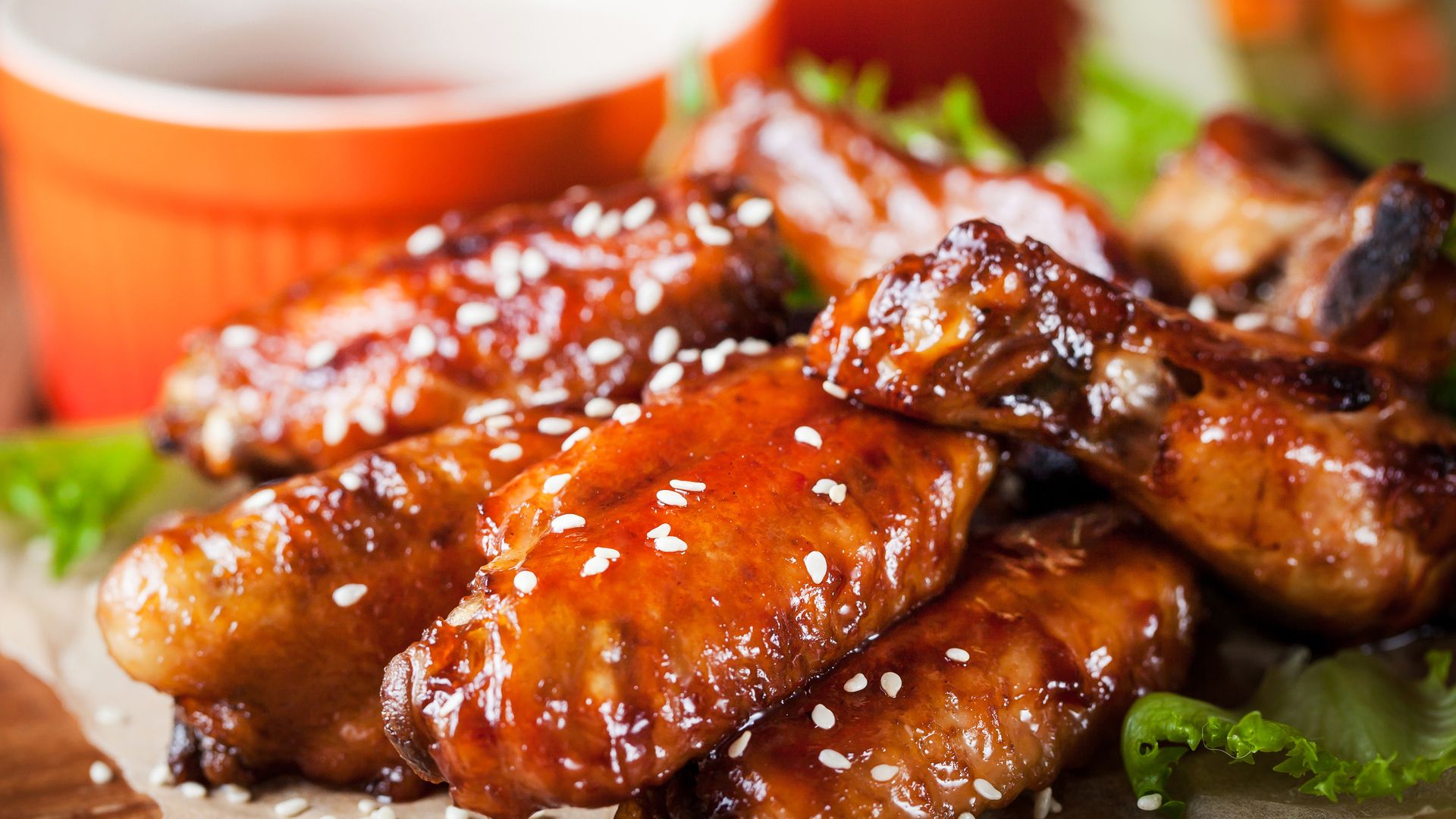 La receta más adictiva de alitas de pollo al horno: fácil, asequible y bañadas con miel y soja