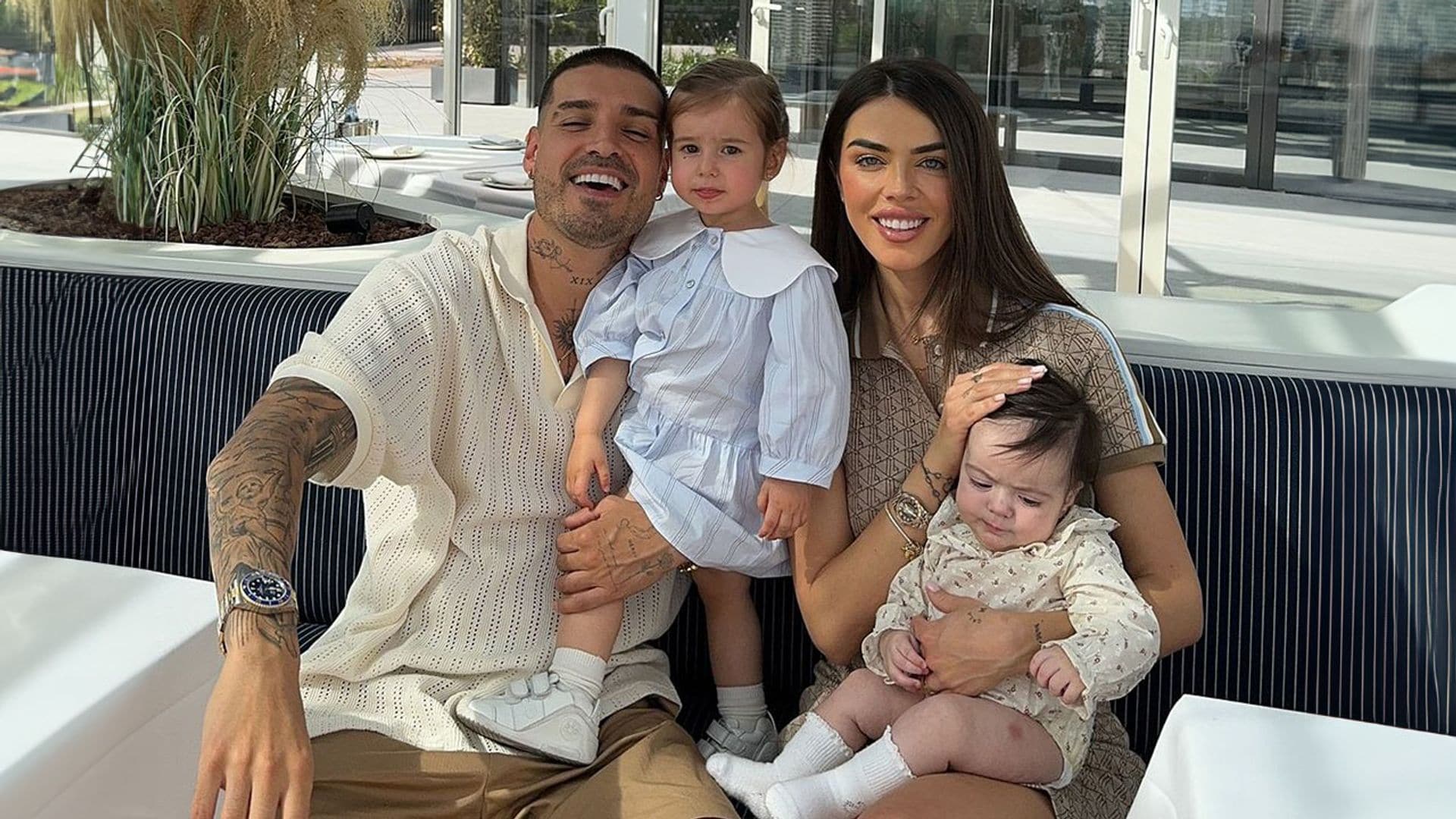 Violeta Mangriñan comparte orgullosa su último y divertido posado familiar con Fabio Colloricchio y sus dos hijas