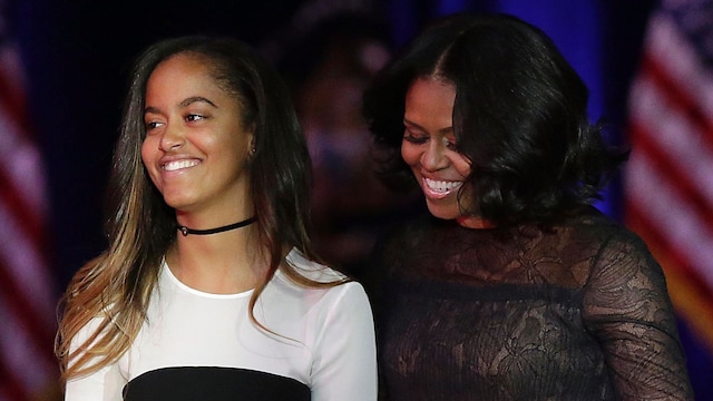 Michelle y Barack Obama con su hija Malia en un evento en Chicago, Illinois enero de 2017. 