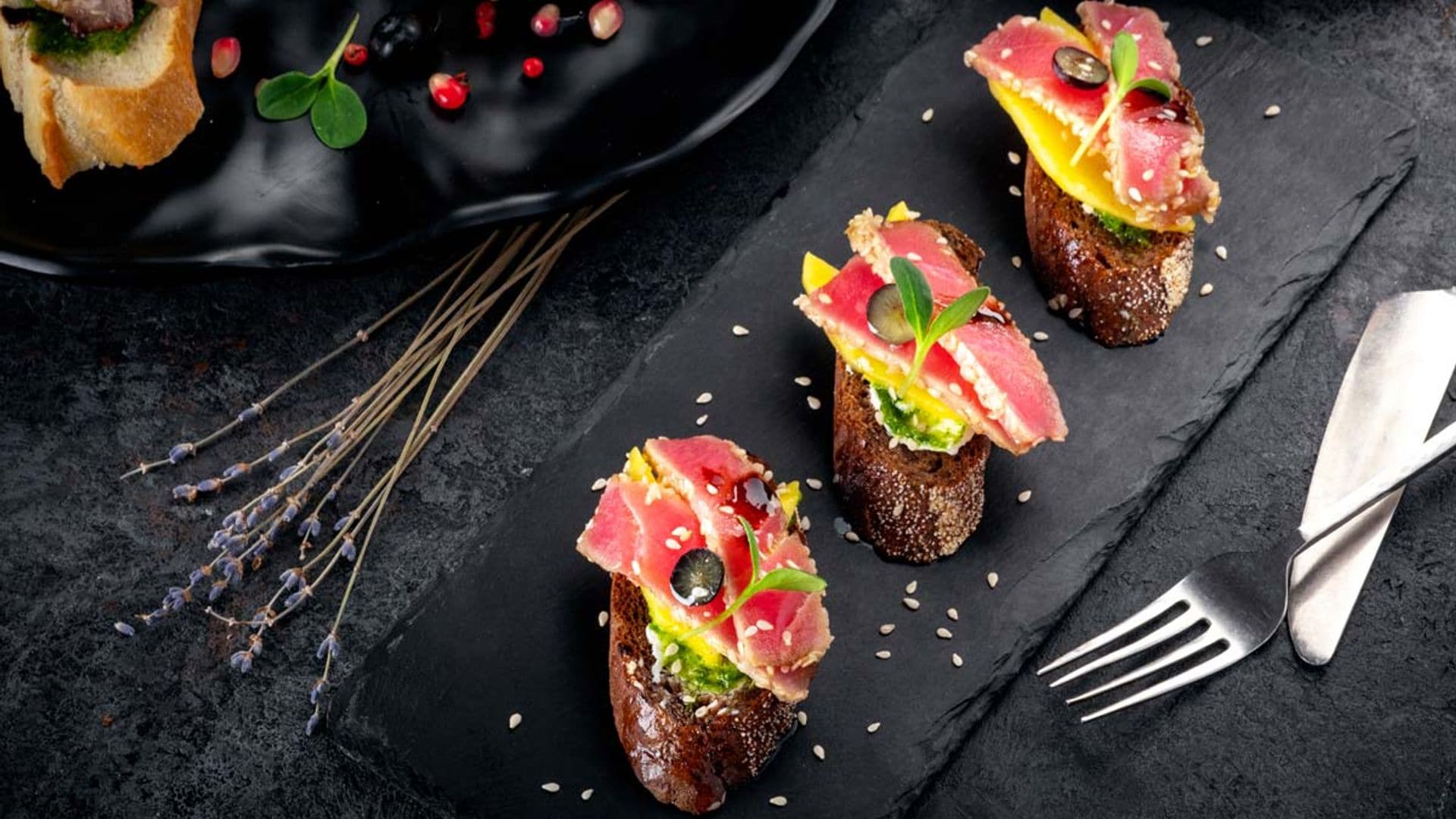 Tostitas de tataki de atún con melocotón y pesto