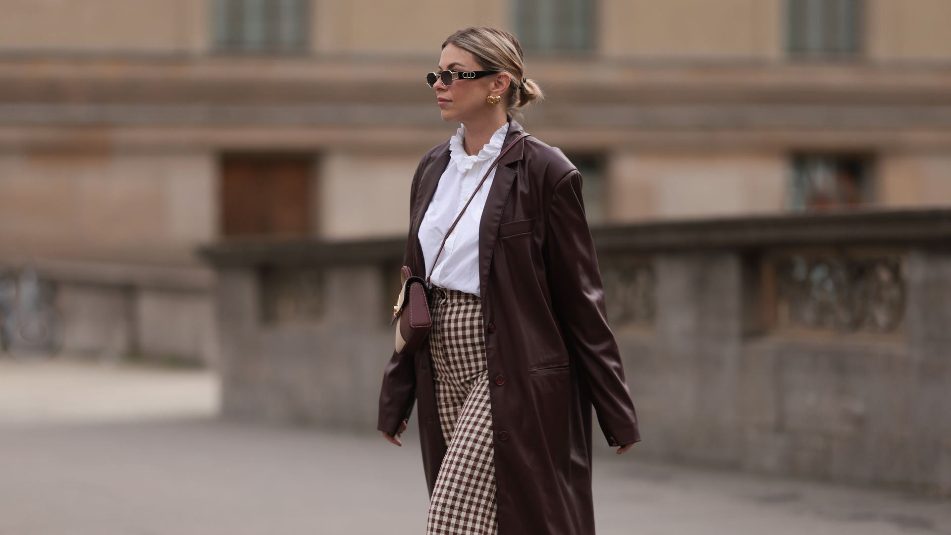 Look de street style en Berlín con pantalón estampado de cuadros