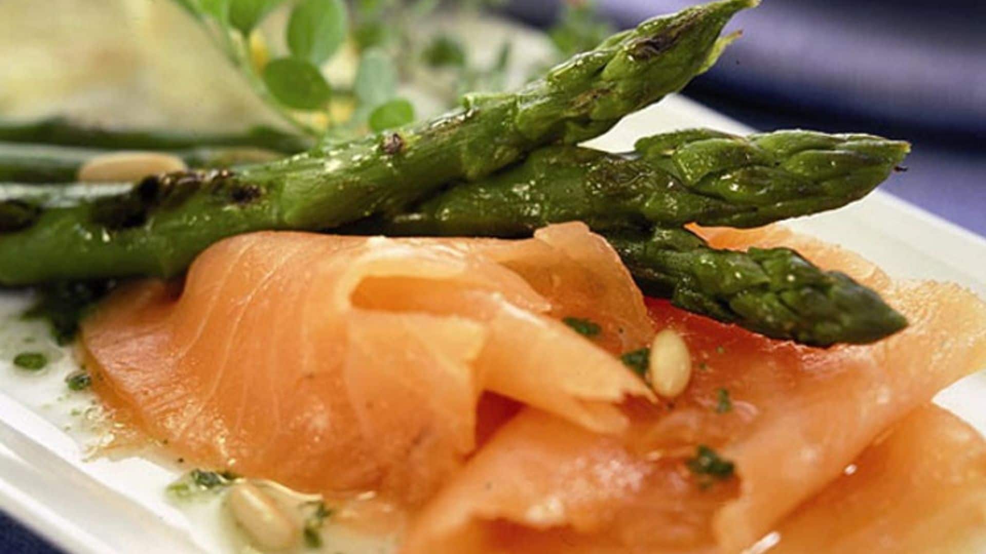 Espárragos trigueros con salmón y piñones
