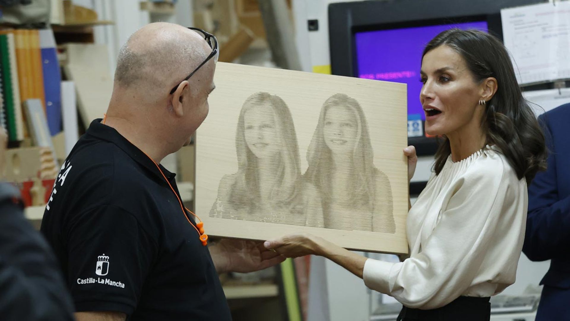 La reina Letizia, impresionada por la talla con la imagen de sus hijas que le han regalado en su visita a Albacete