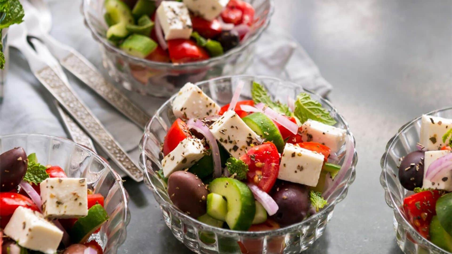 Ensalada griega con queso feta, vegetales y aceitunas