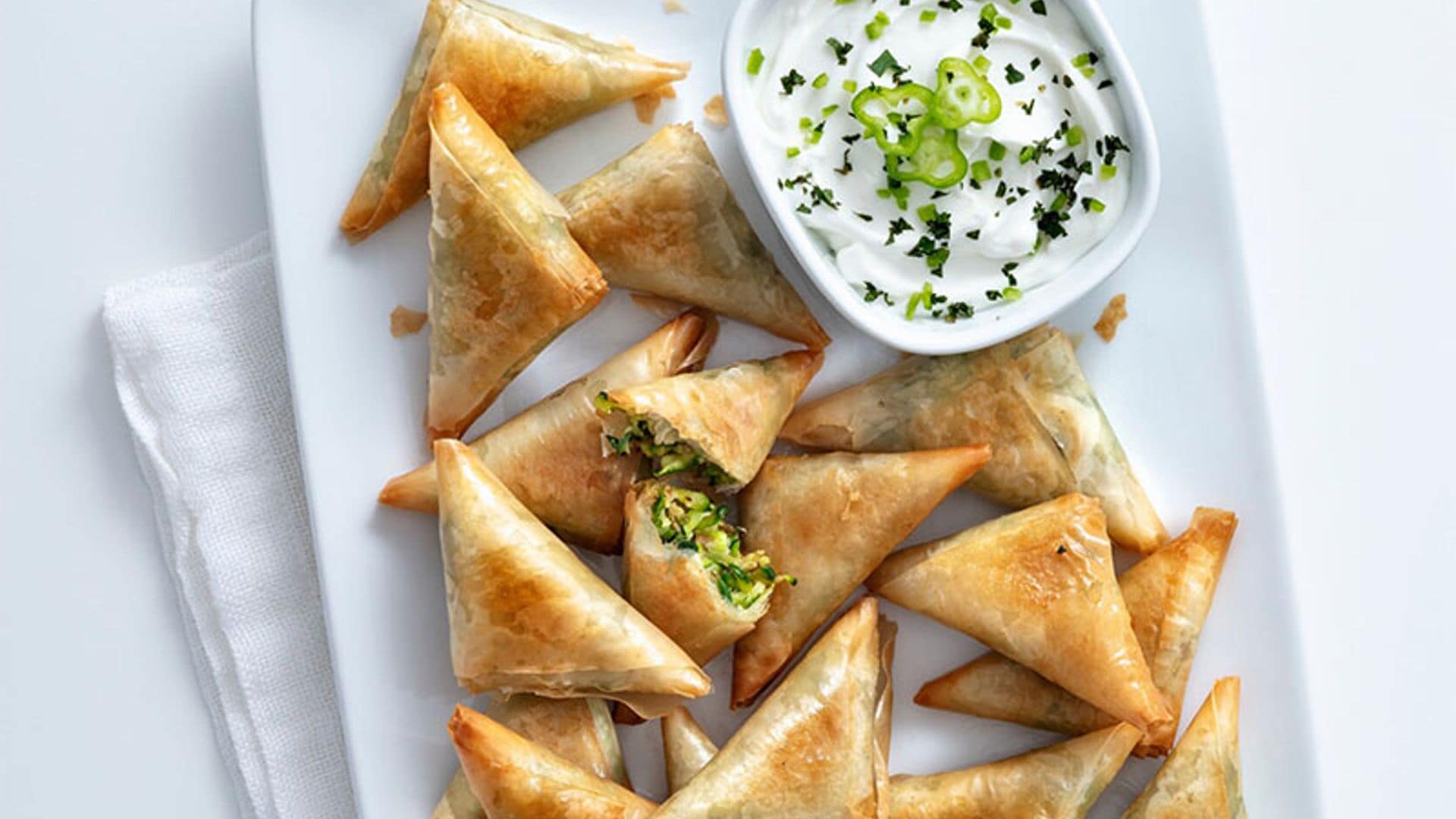 Samosas de calabacín con salsa de yogur