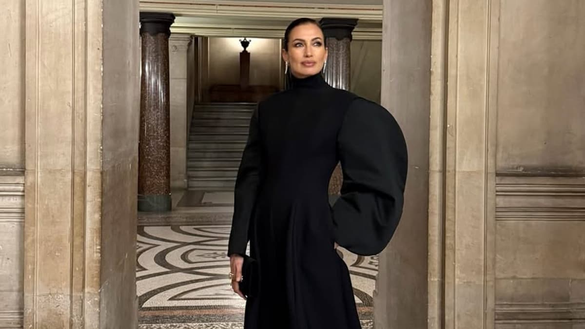 Nieves Álvarez, imponente con mono negro en la Ópera de París y 'clutch' de 4.000 euros, se prepara para desfilar en la Alta Costura