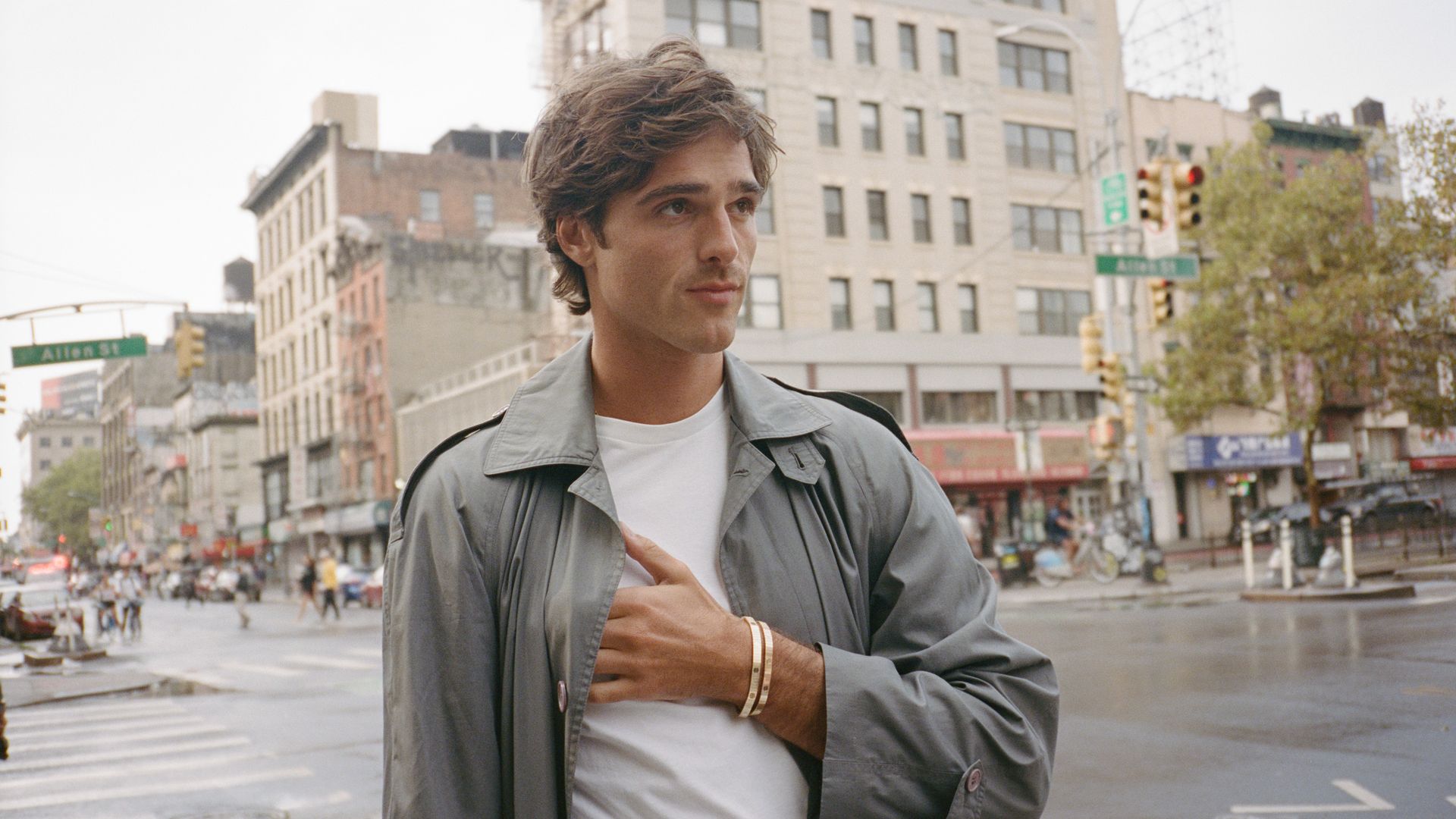 Jacob encarna el amor y el romance junto al brazalete LOVE de Cartier.
