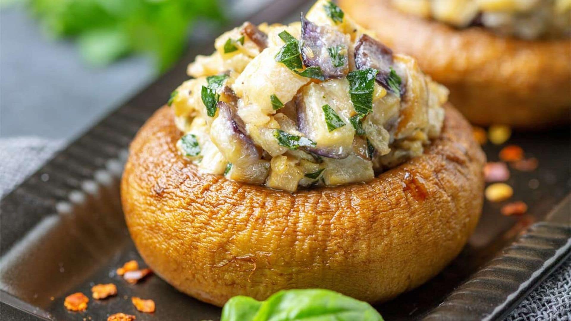 Champiñones asados rellenos de berenjena