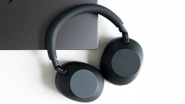 Unos auriculares Sony WH10006