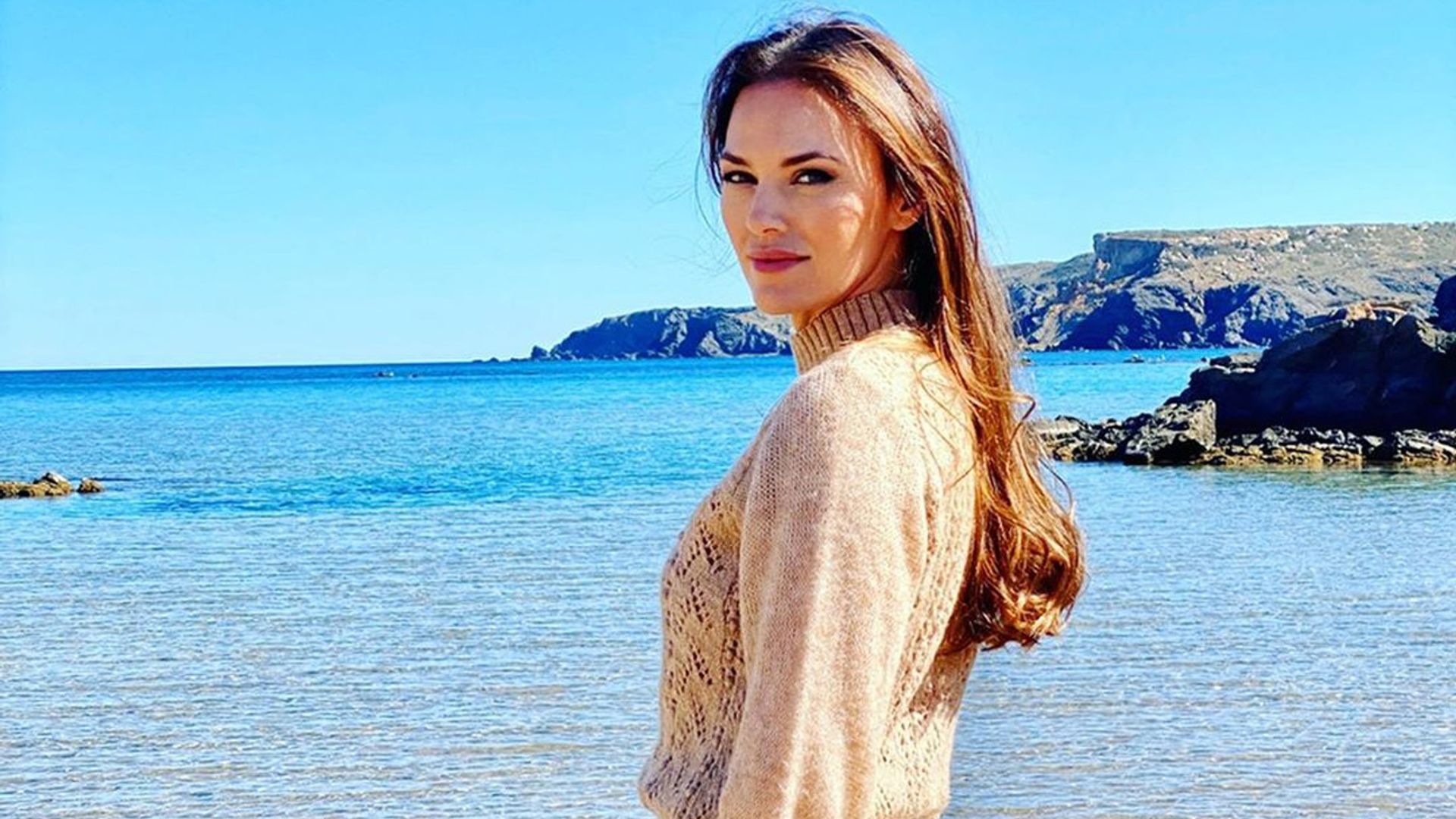 Helen Lindes vuelve al trabajo mientras sigue con su recuperación
