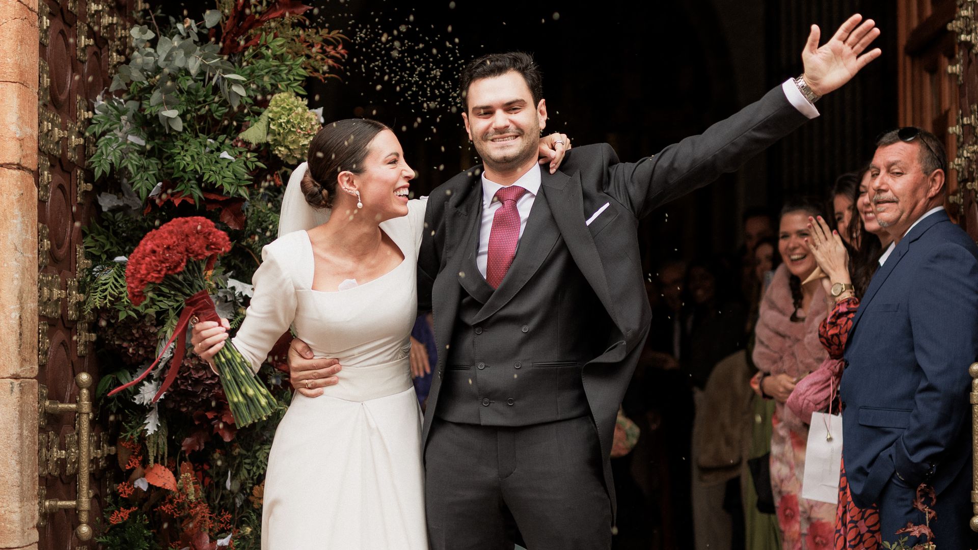 Gema, la novia del vestido clásico y sobrefalda desmontable que se casó en un pueblo de Badajoz