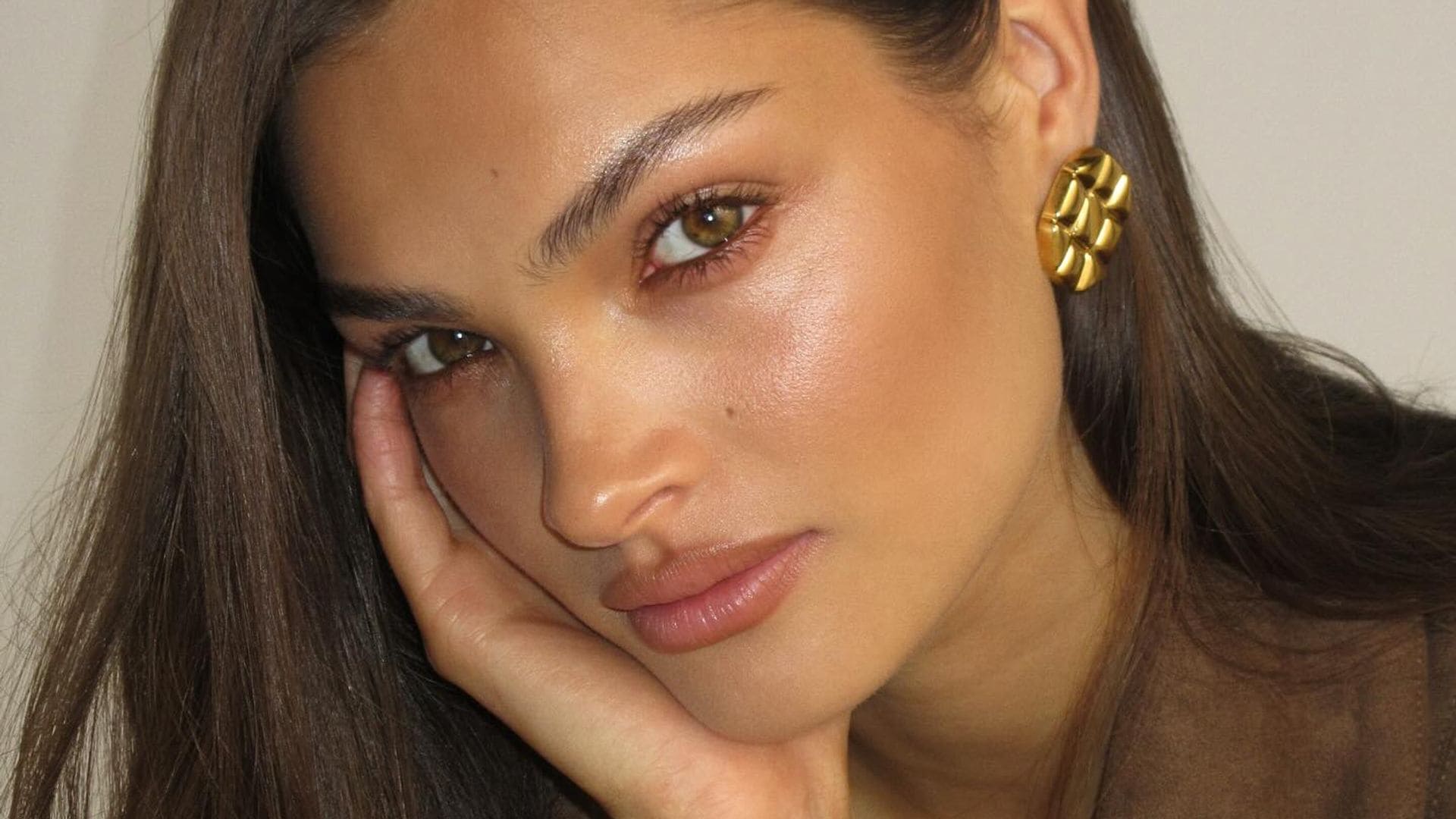 Aplica así tu base de maquillaje y obtendrás un 'efecto 8 horas de sueño' durante todo el día