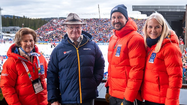 Carlos Gustavo de Suecia, Haakon de Noruega, Sonia de Noruega y Mette-Marit de Noruega en el campeonato de Esquí de 2025