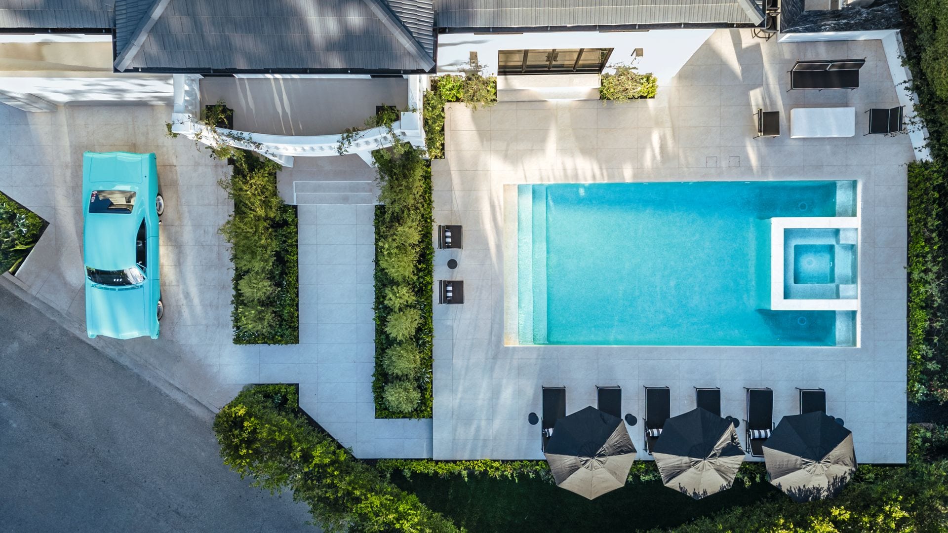 LA ARTISTA Y DISEÑADORA ELICIA CASTALDI Y SU MARIDO, DAVID KOKAKIS, NOS INVITAN A SU FABULOSA CASA EN BLANCO Y NEGRO EN LAS COLINAS DE BEL-AIR