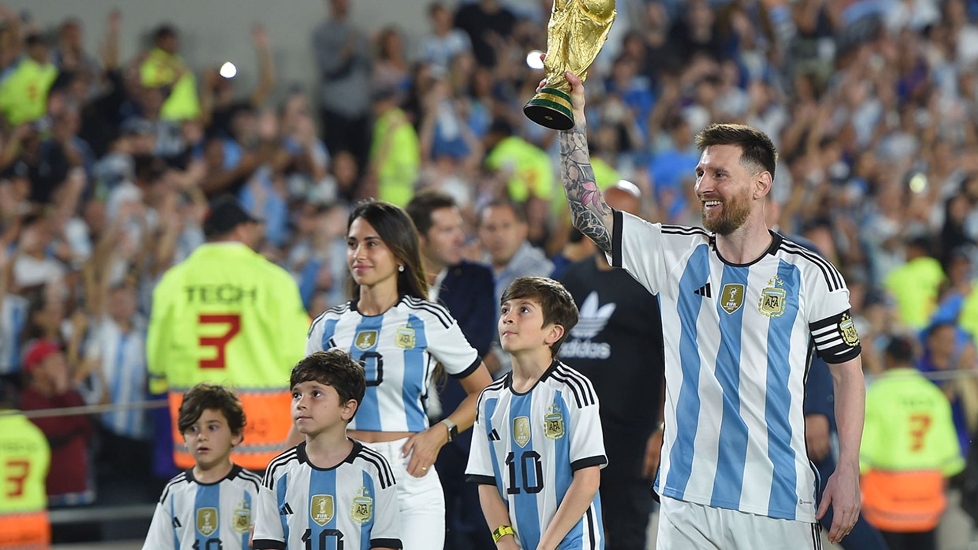 ¡Argentina de celebración! De la emoción de Antonela Rocuzzo y Messi al abrazo de Tini con Rodrigo de Paul