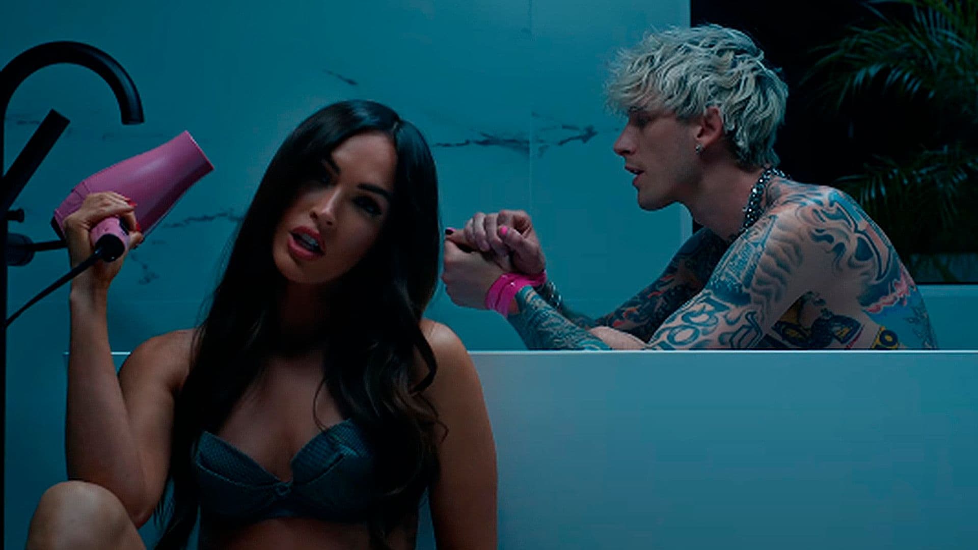 Megan Fox y Machine Gun Kelly confirman su relación con un beso