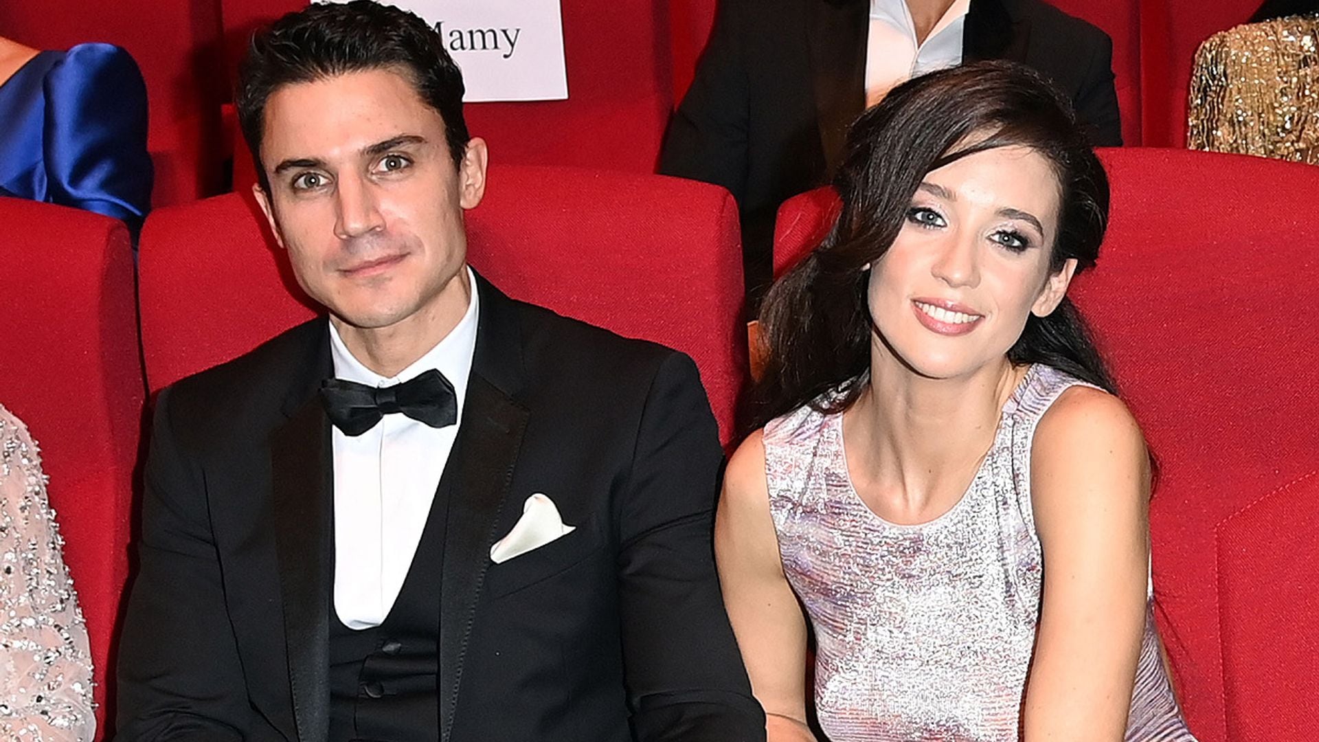 Álex González y María Pedraza posan juntos ¡y de la mano! por primera vez
