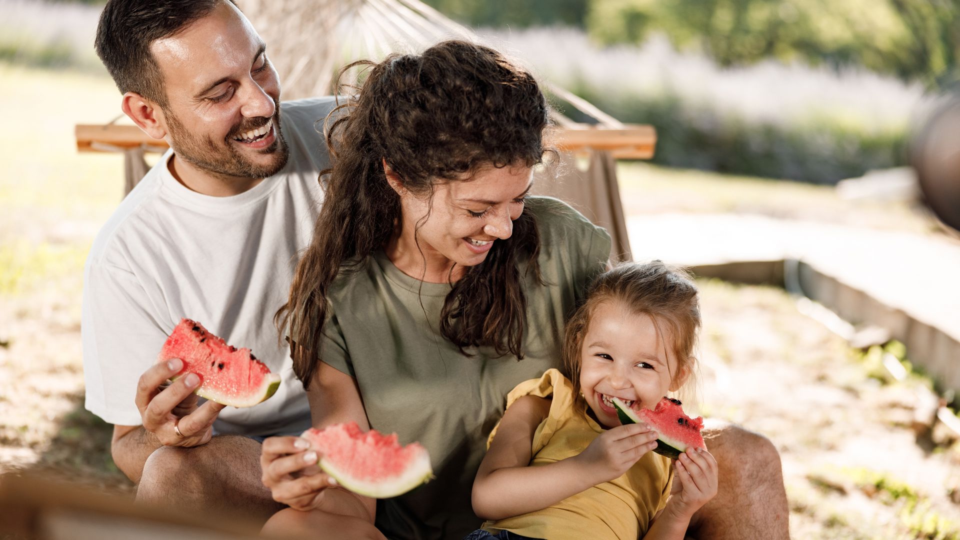 familia feliz comiendo sandía en verano