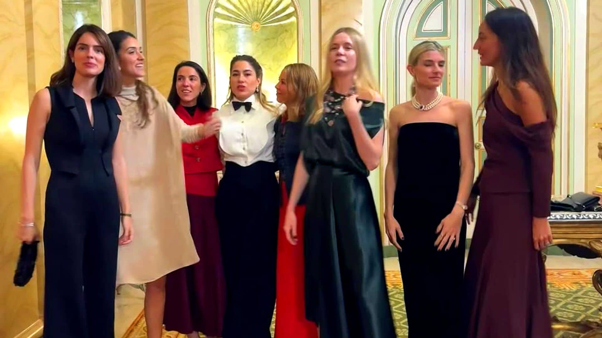 Sofía Palazuelo, con sus amigas en el Palacio de Liria