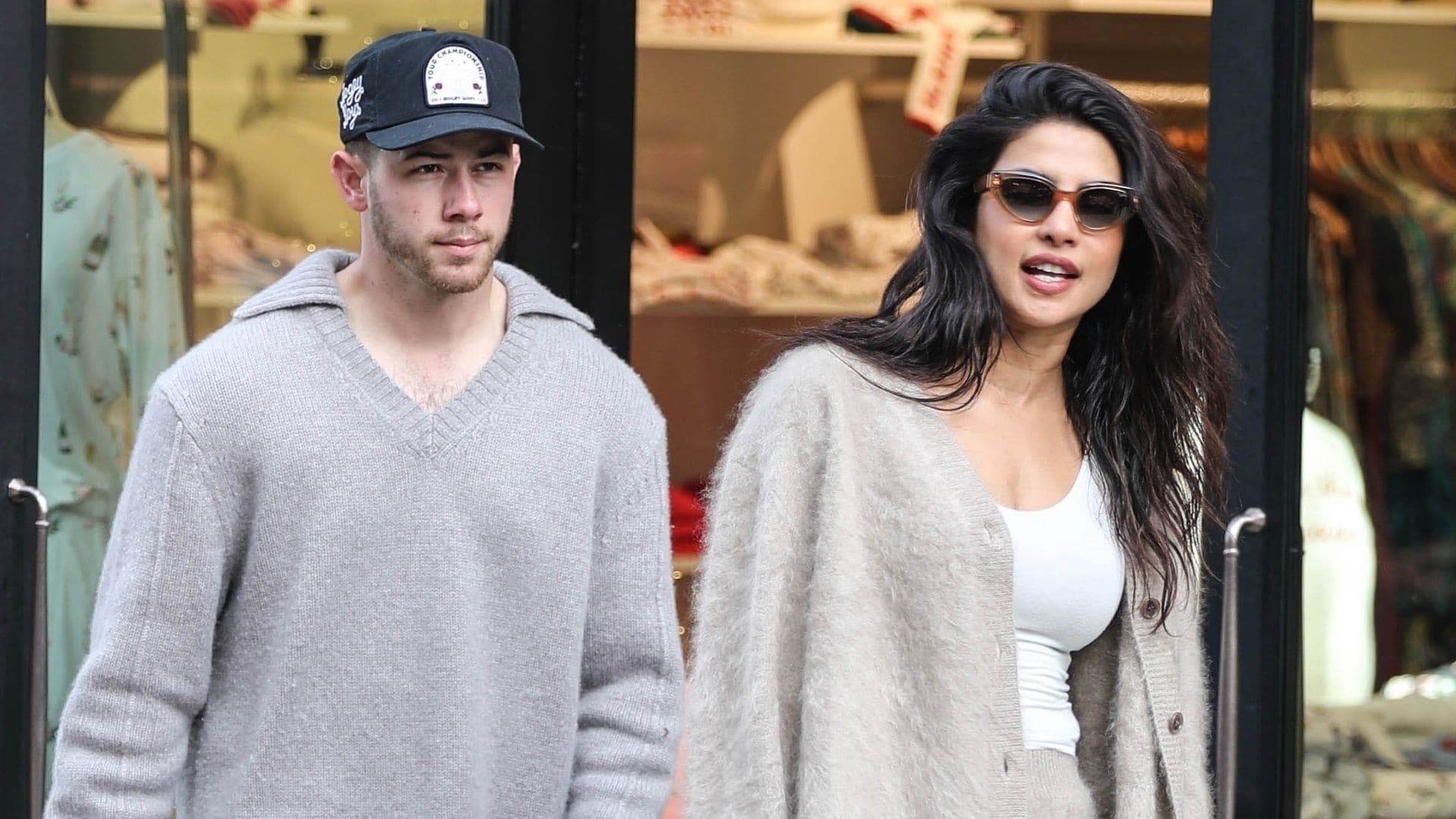 El 'cozy look' de Priyanka Chopra y Nick Jonas es ideal para Navidad