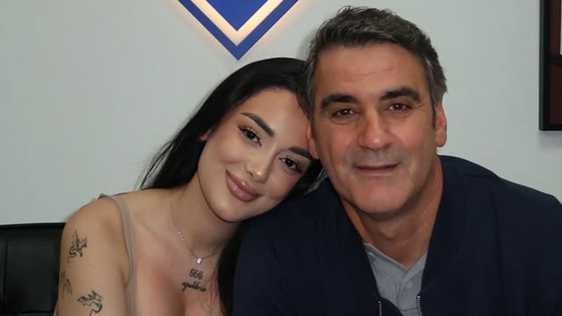 Julia Janeiro con su padre en 'El Hormiguero'