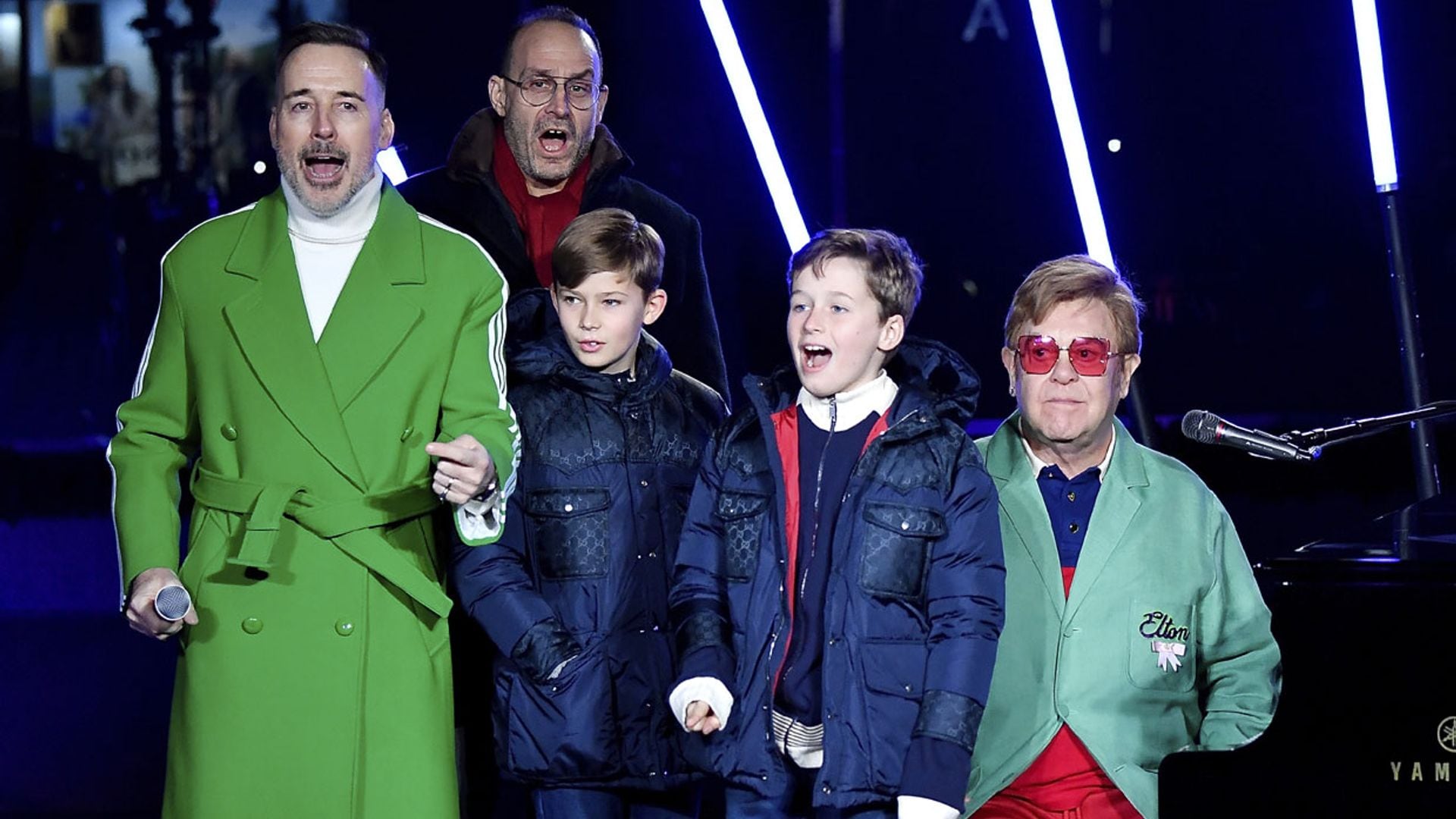 Los hijos de Elton John, que ya apuntan maneras de artista, saltan al escenario en su último show