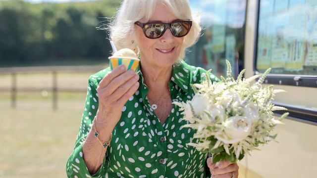 La reina Camilla llevó a sus 5 nietos a comer helado durante el aniversario de la Fundación Comunitaria de Wiltshire y Swindon en Manor Farm.
