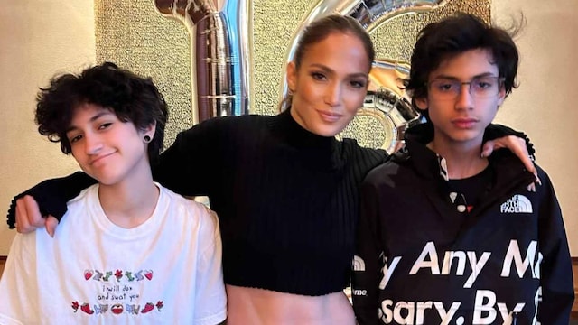 Jennifer Lopez y sus hijos Emme y Max.