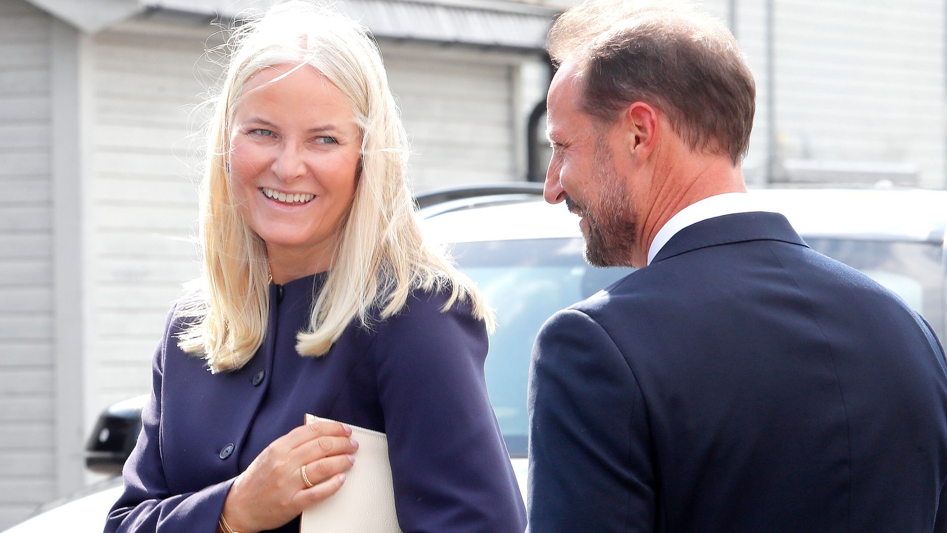 La princesa Mette-Marit juega el despiste en medio de una crisis de imagen sin precedentes para la monarquía noruega