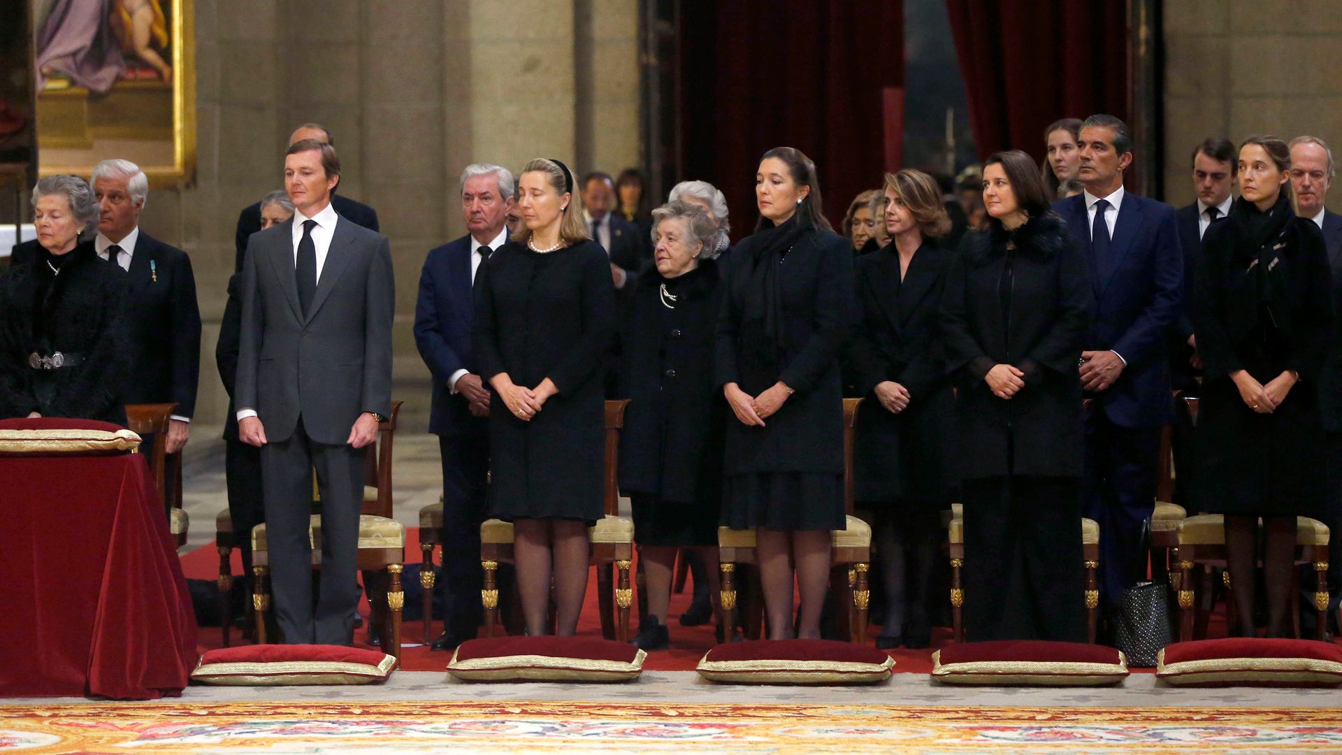 En el funeral de don Carlos de Borbón-Dos Sicilias en la que se ve, de izquiera a derecha, a su vida, la princesa Ana de Orleans y a sus hijos