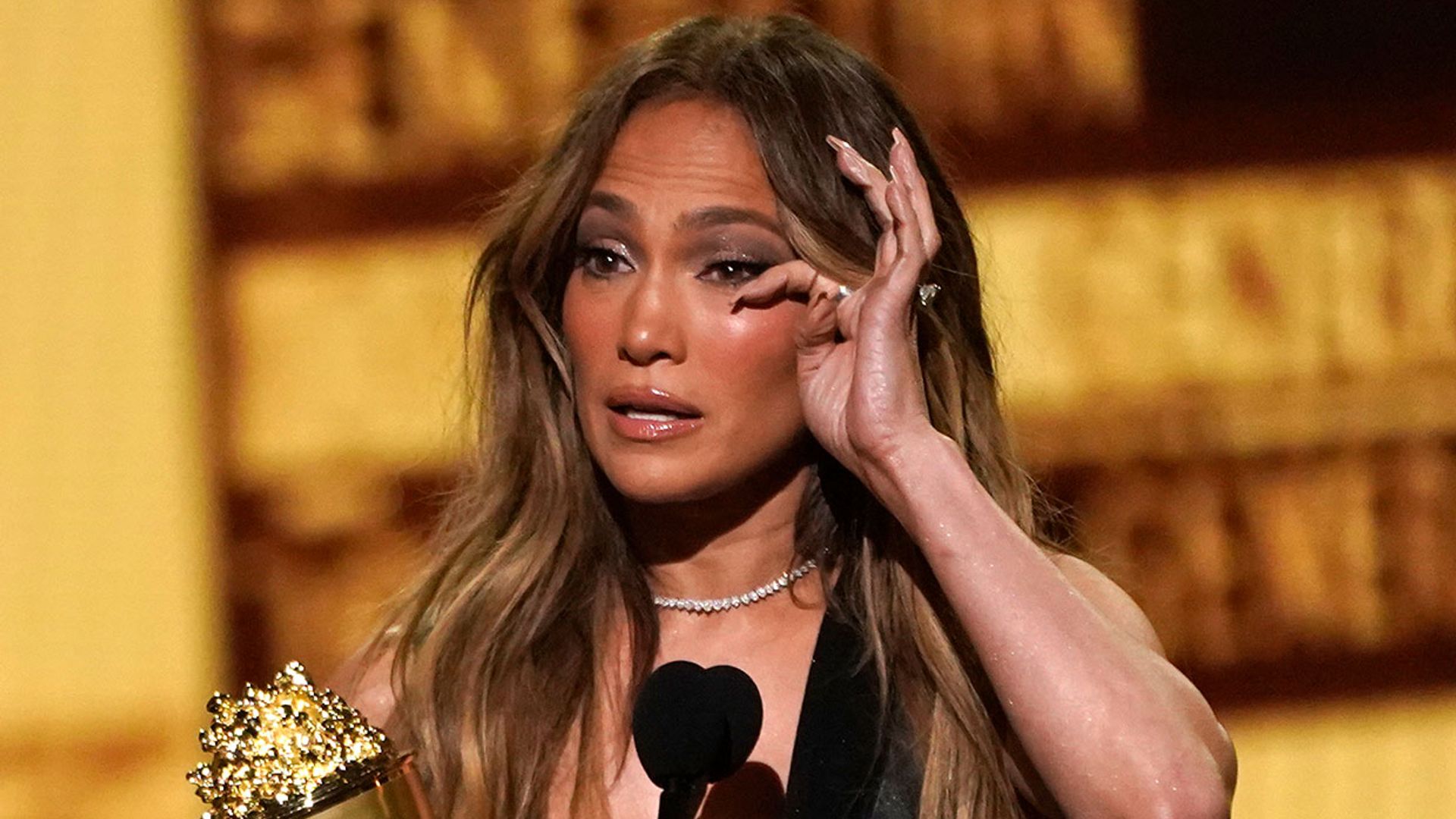 Jennifer Lopez llora al recibir su último galardón y le manda un mensaje a su prometido Ben Affleck