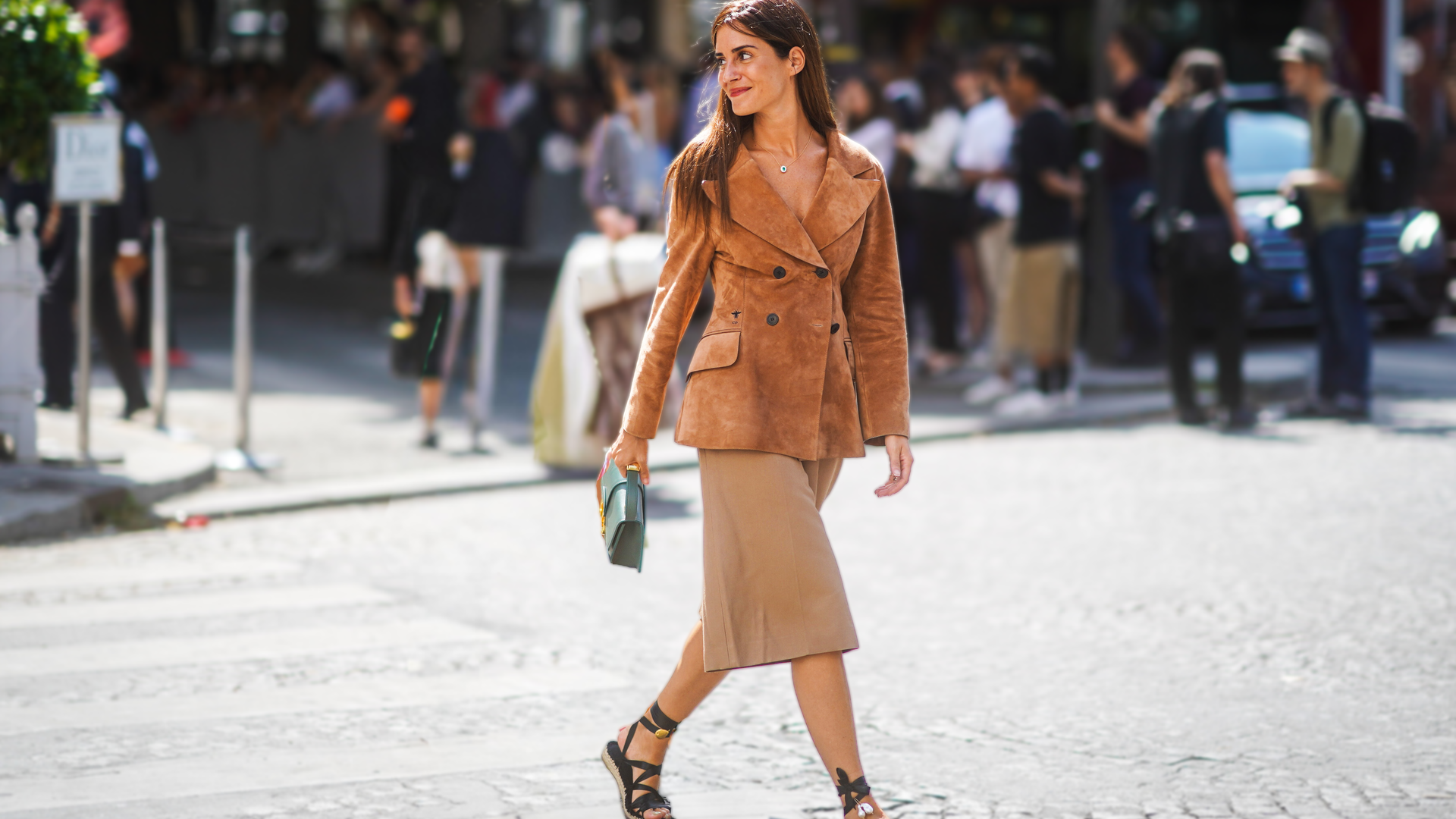 Combinar las bermudas con zapatos clásicos, el truco de las expertas en moda para que queden elegantes y sienten bien