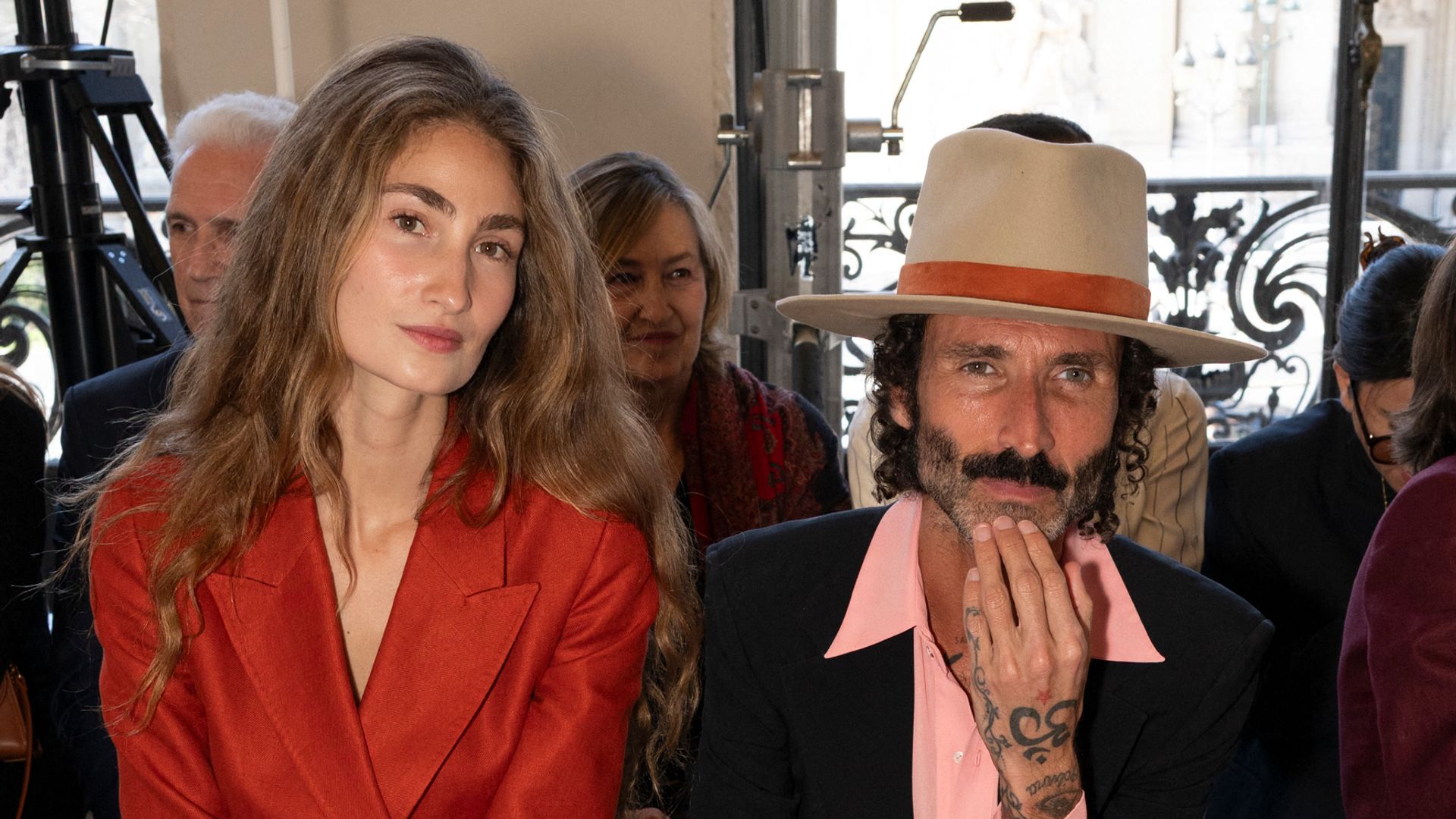 Las imágenes que nadie ha visto de la novia de Leiva, Almu Cañedo, junto a sus suegros en la gran noche del Movistar Arena en Madrid
