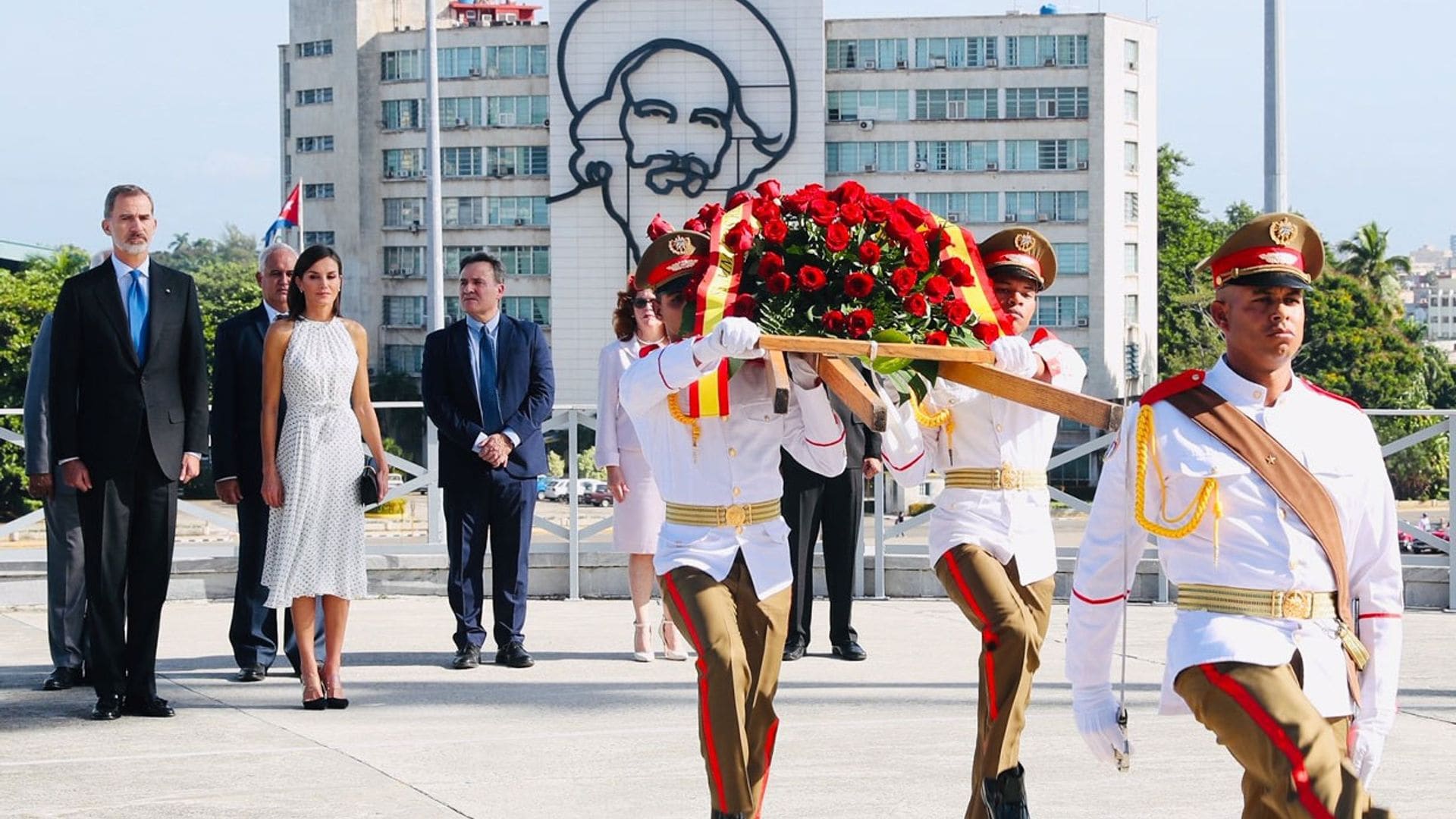 Los Reyes inician en la plaza de la Revolución su visita a La Habana