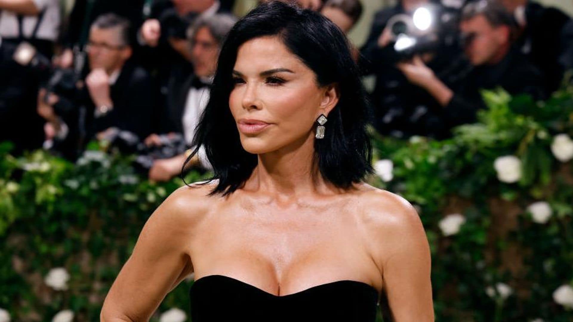 Lauren Sánchez le da un giro al clásico ‘little black dress’