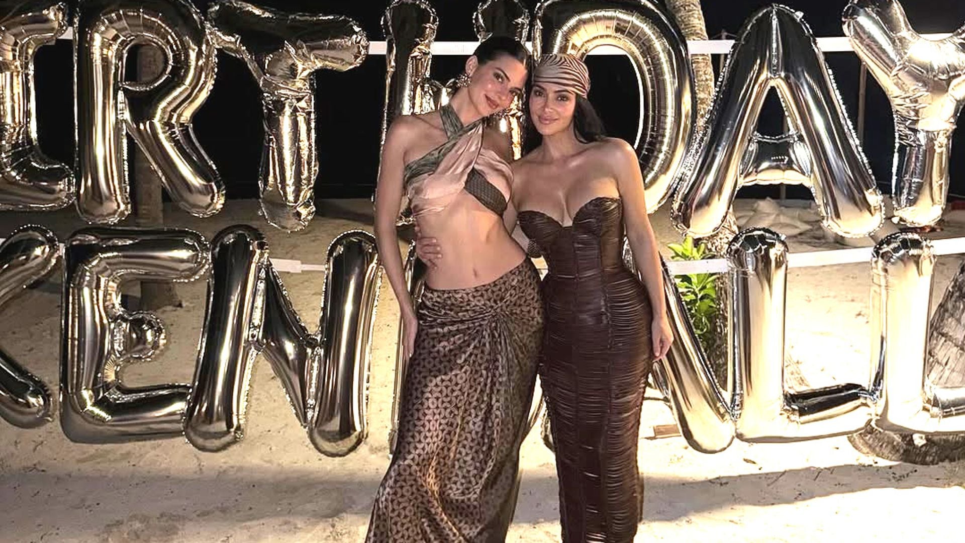 Kendall Jenner y Kim Kardashian posan juntas