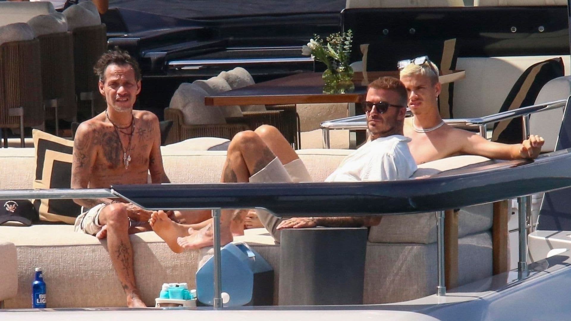 Marc Anthony, con poca ropa, luce de lo más relajado en yate junto a David Beckham