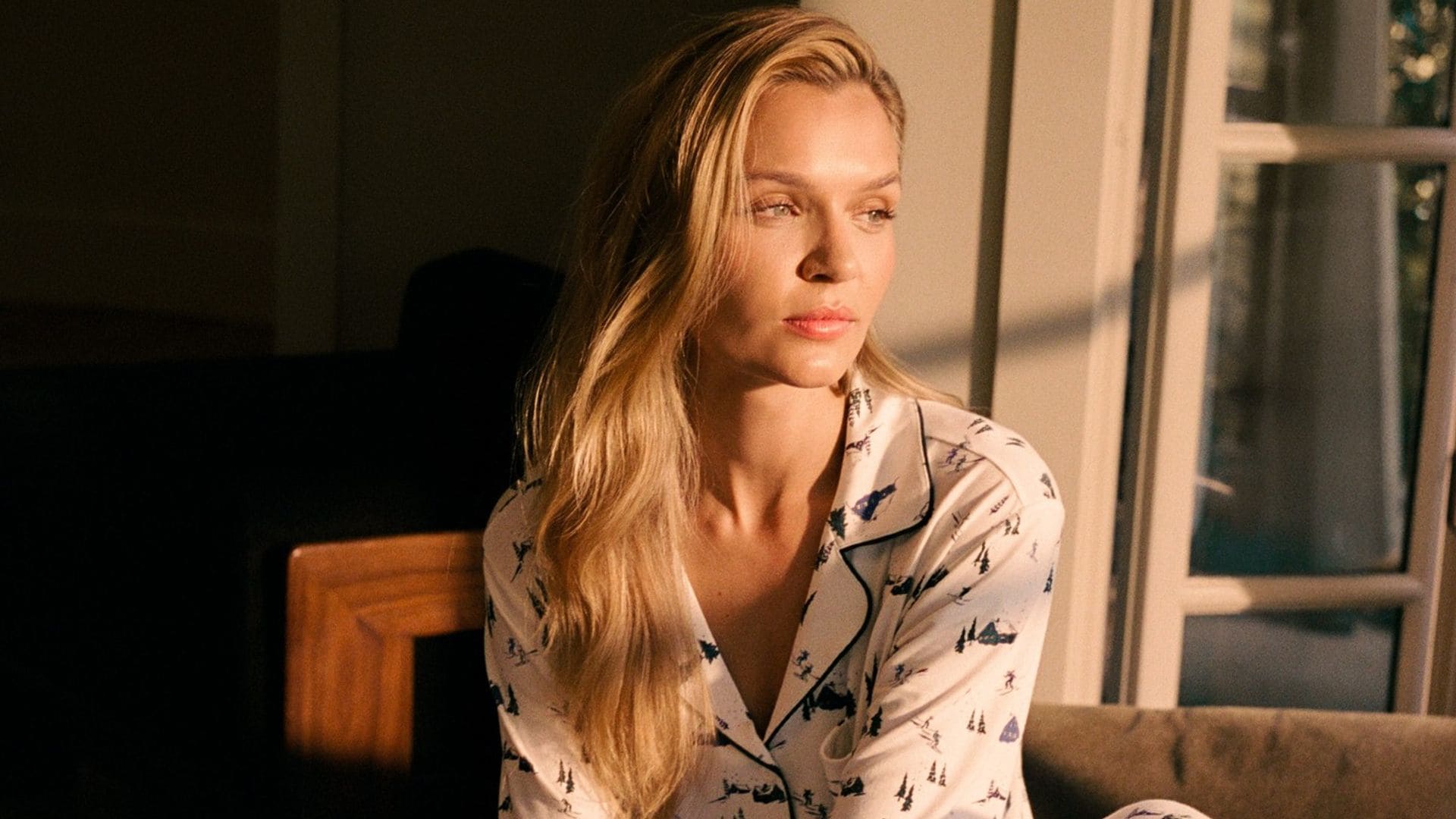 Josephine Skriver junto a una ventana con pijama de Eberjey