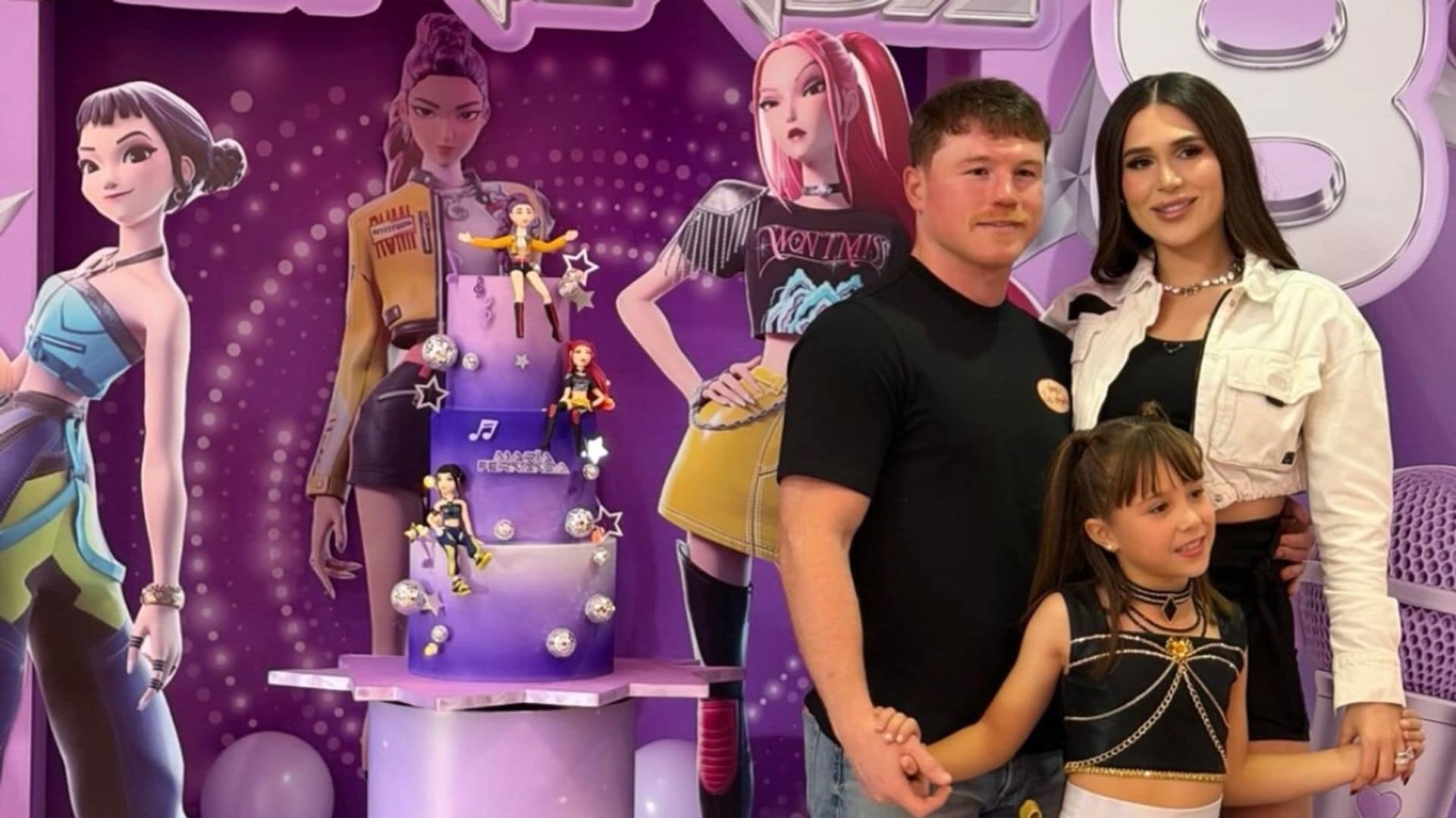 Fernanda Gómez, mamá de la cumpleañera, también se inspiró en la estética del K-Pop para elegir su outfit.