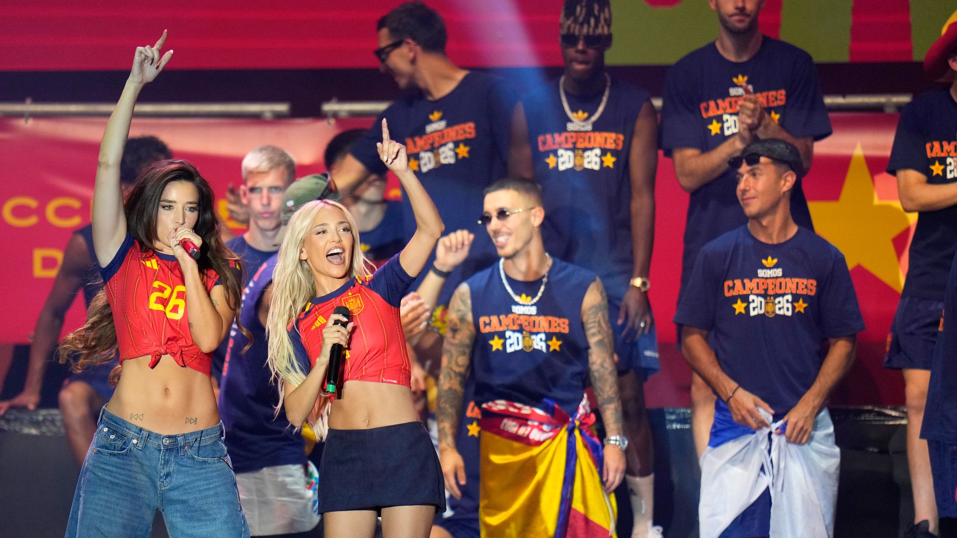 Apoteósica fiesta de 'La Roja' en Cibeles: la actuación de Lola Índigo y Ana Mena y Tana Rivera con Roca Rey entre los asistentes